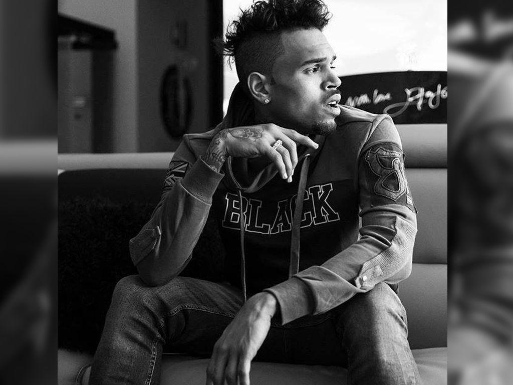 1024x768 Chris Brown: Did He Try To Woo Rihanna Back On Valentine's Day