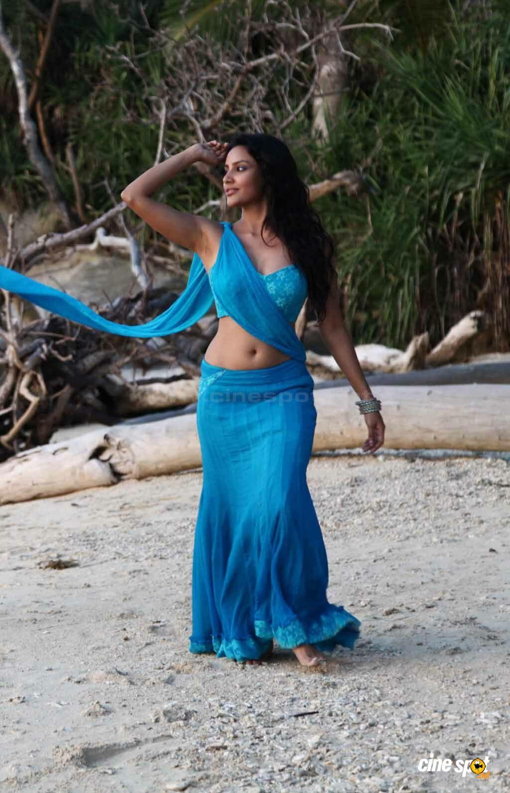 1024x1591 Priya Anand in Ethir Neechal (10)