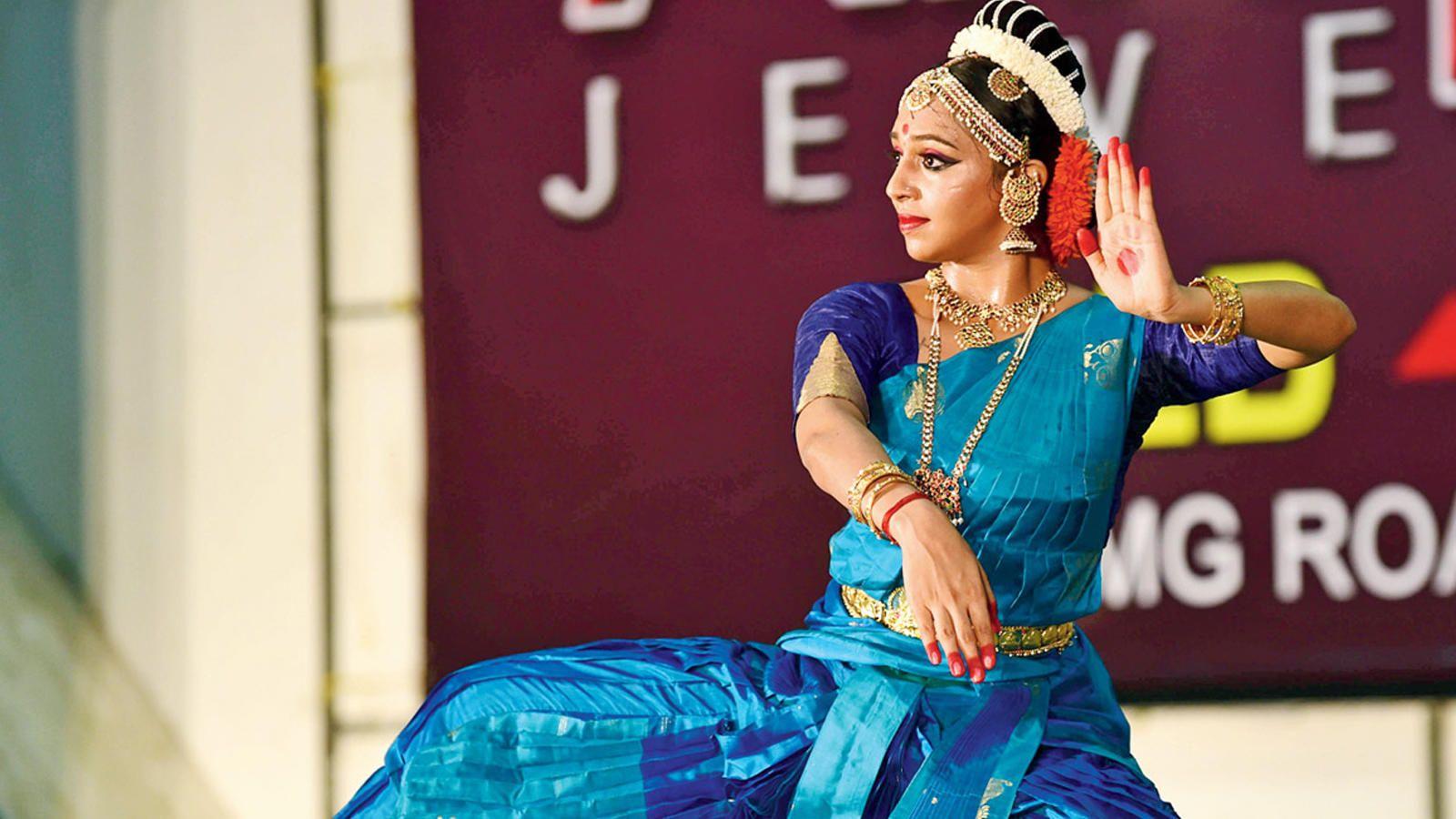 1600x900 Lakshmi Menon's kuchipudi wows audience. Entertainment of India Videos