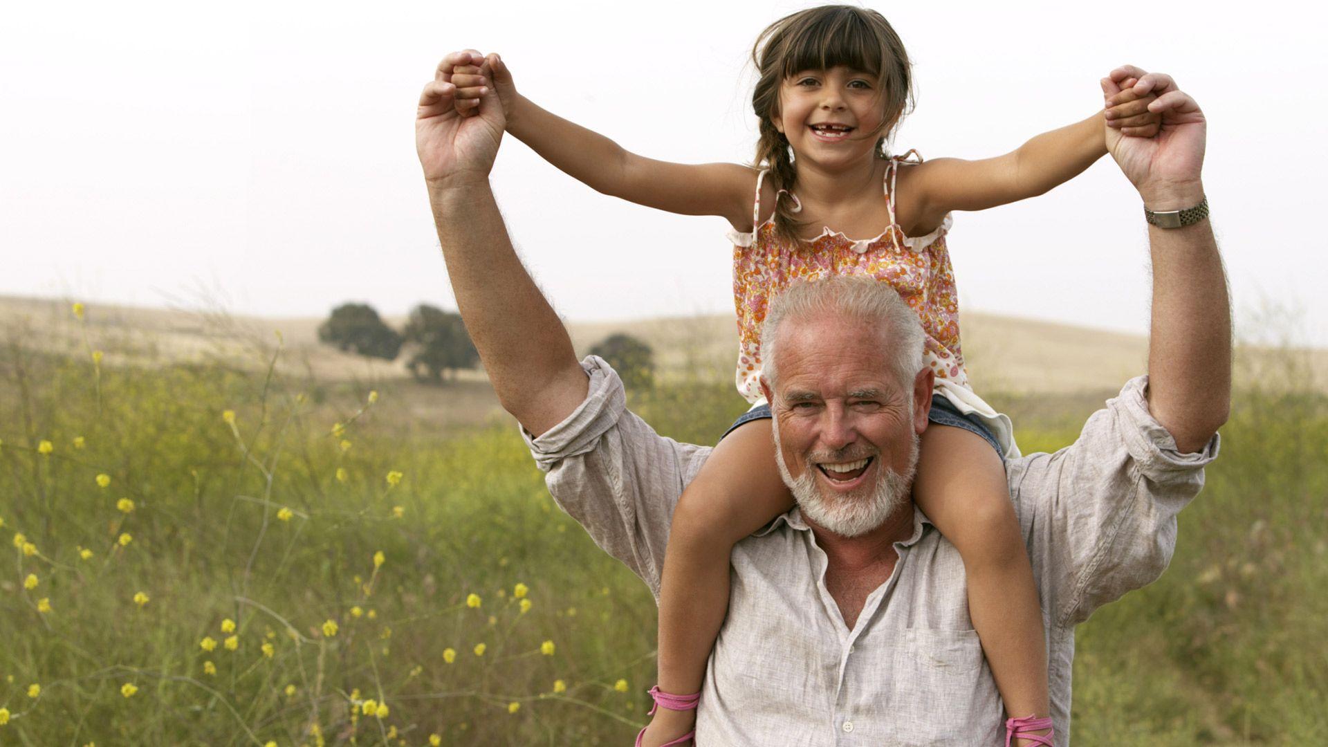 Дедушка и внучка. Девочка и дед. Child helping grandpa. Фотография дед с близняшками на руках.