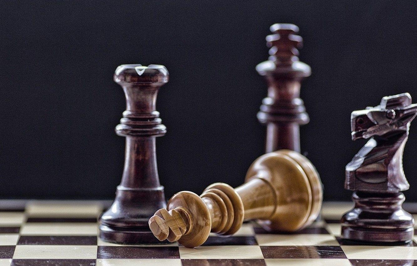 1332x850 Wallpaper macro, horse, the game, chess, Board, figure, black background, king, Queen, Mat image for desktop, section разное