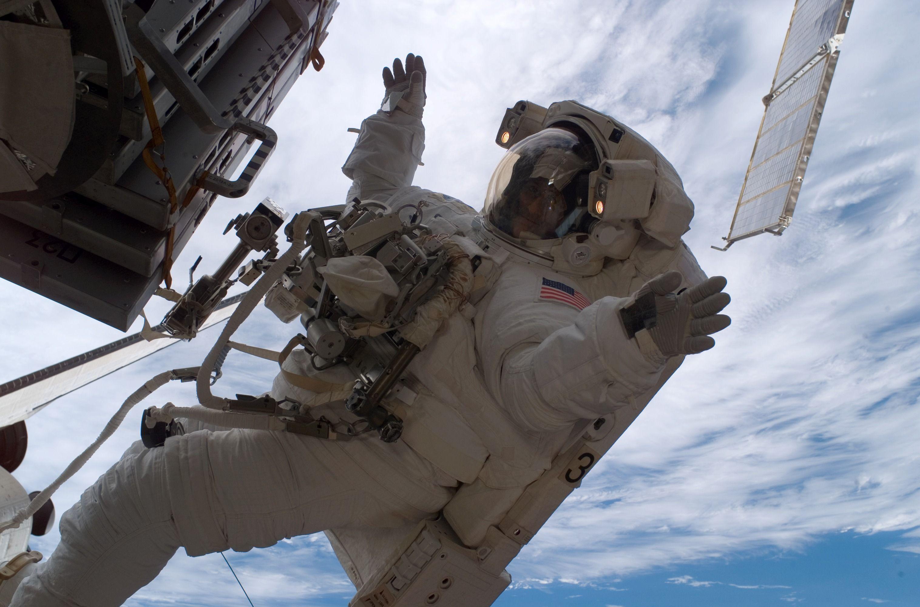 space-walk-wallpapers-top-free-space-walk-backgrounds-wallpaperaccess