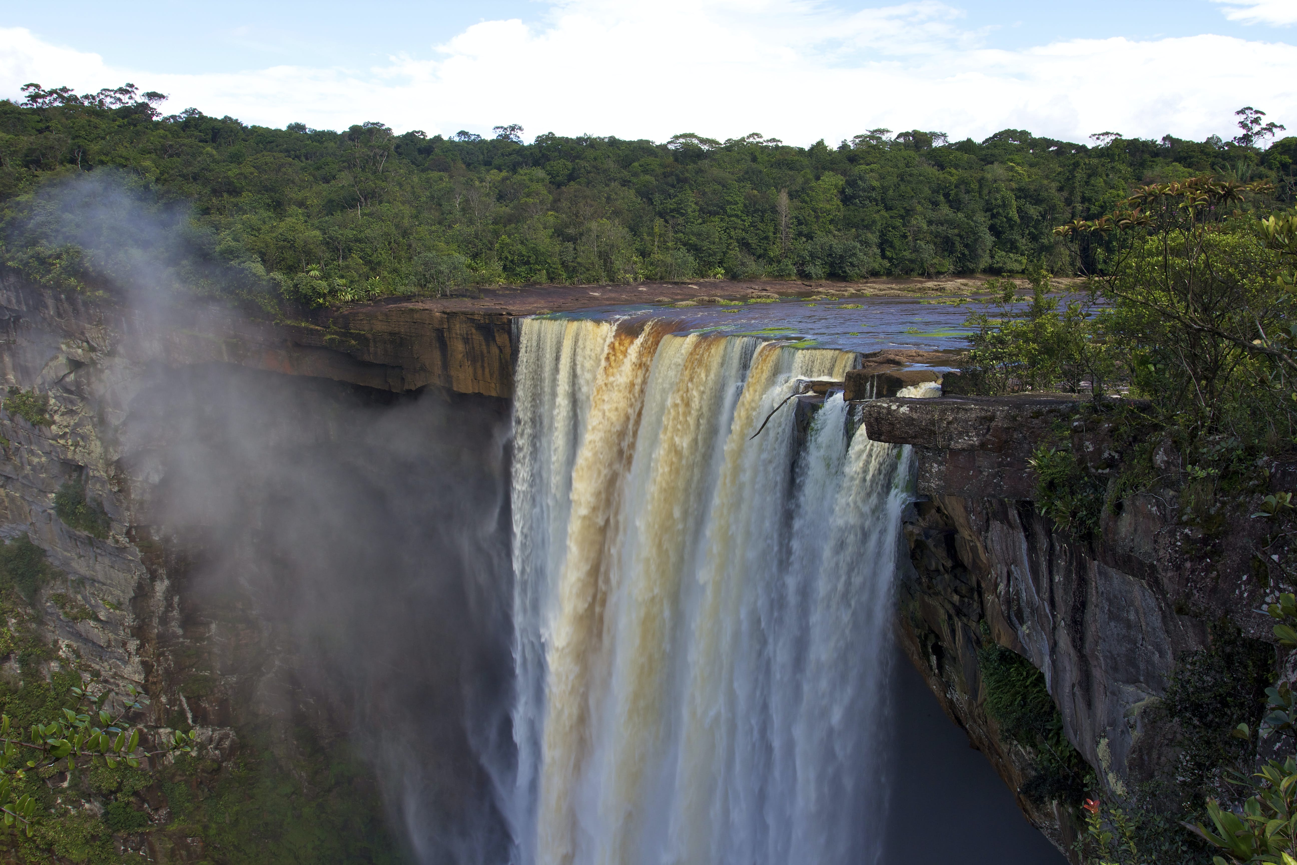 Широкий водопад в южной америке. Водопад Кайетур. Гайяна. Водопад Кайетур фото. Кайенна Гвиана.
