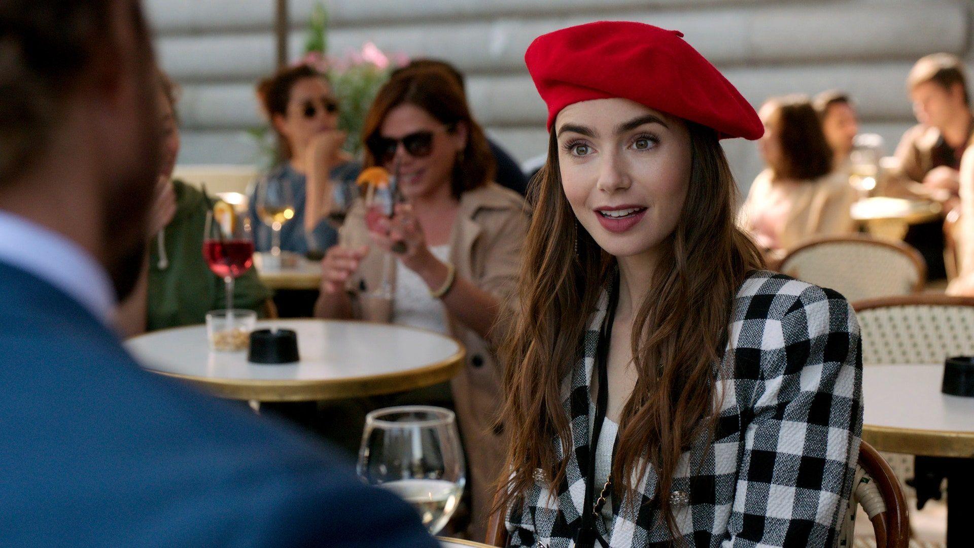1920x1080 La série “Emily in Paris” est critiquée depuis sa sortie sur Netflix, le 2 octobre. Son créateur Darren Star et l'actrice L