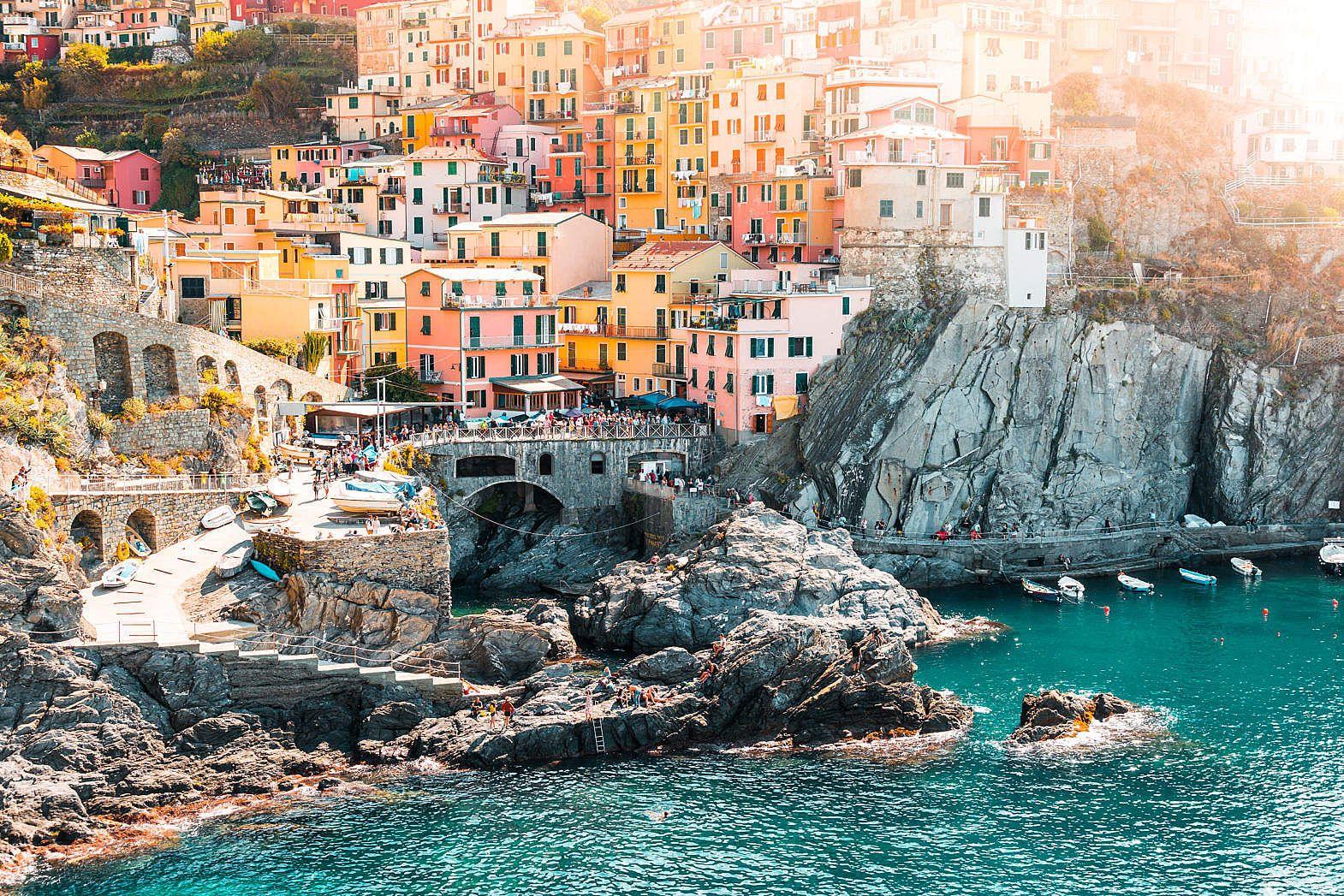 1570x1047 Manarola Town in Cinque Terre, Italy Free