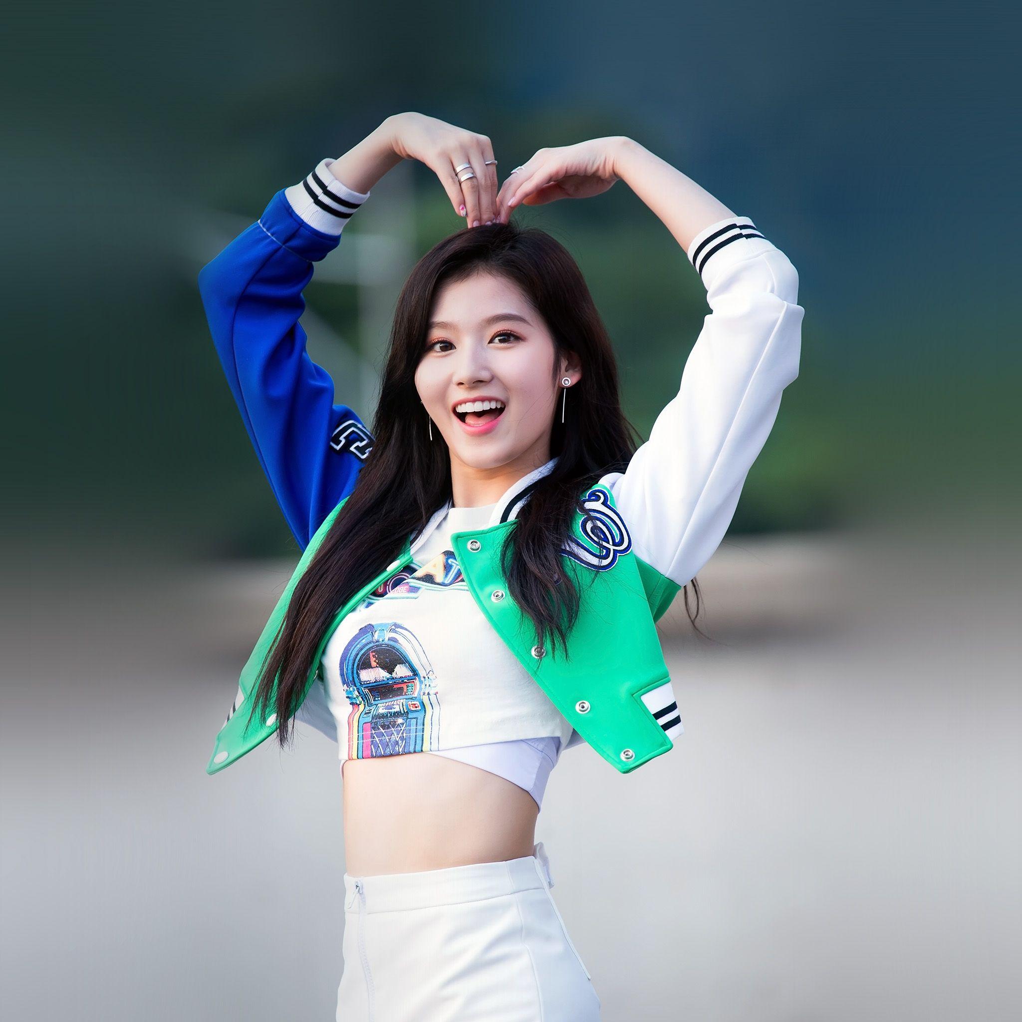 2048x2048 Kpop Sana Heart Love Cute Girl Celebrity Wallpaper