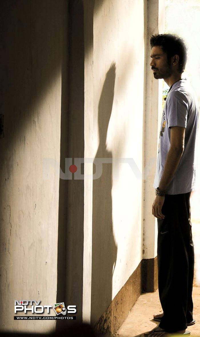 700x1179 Mayakkam Enna Wallpaper