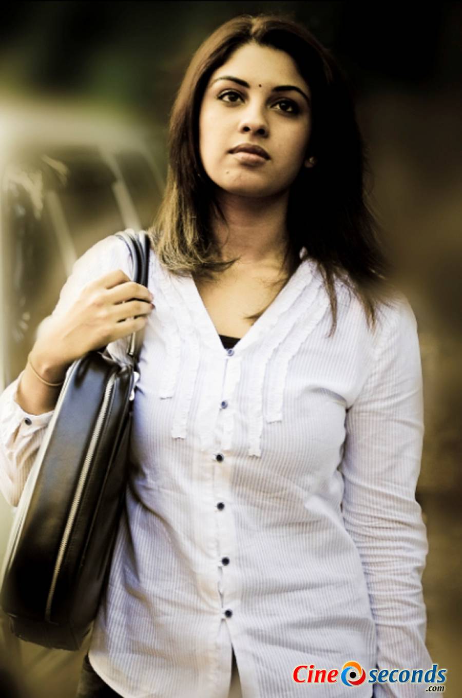 900x1360 Richa Gangopadhyay in Mayakkam Enna (3)