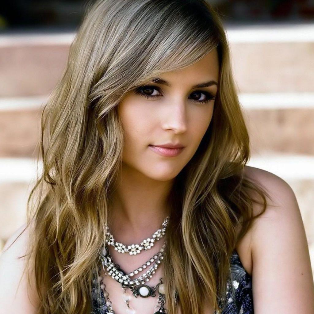 1024x1024 Rachael Leigh Cook iPad Wallpaper Free Download