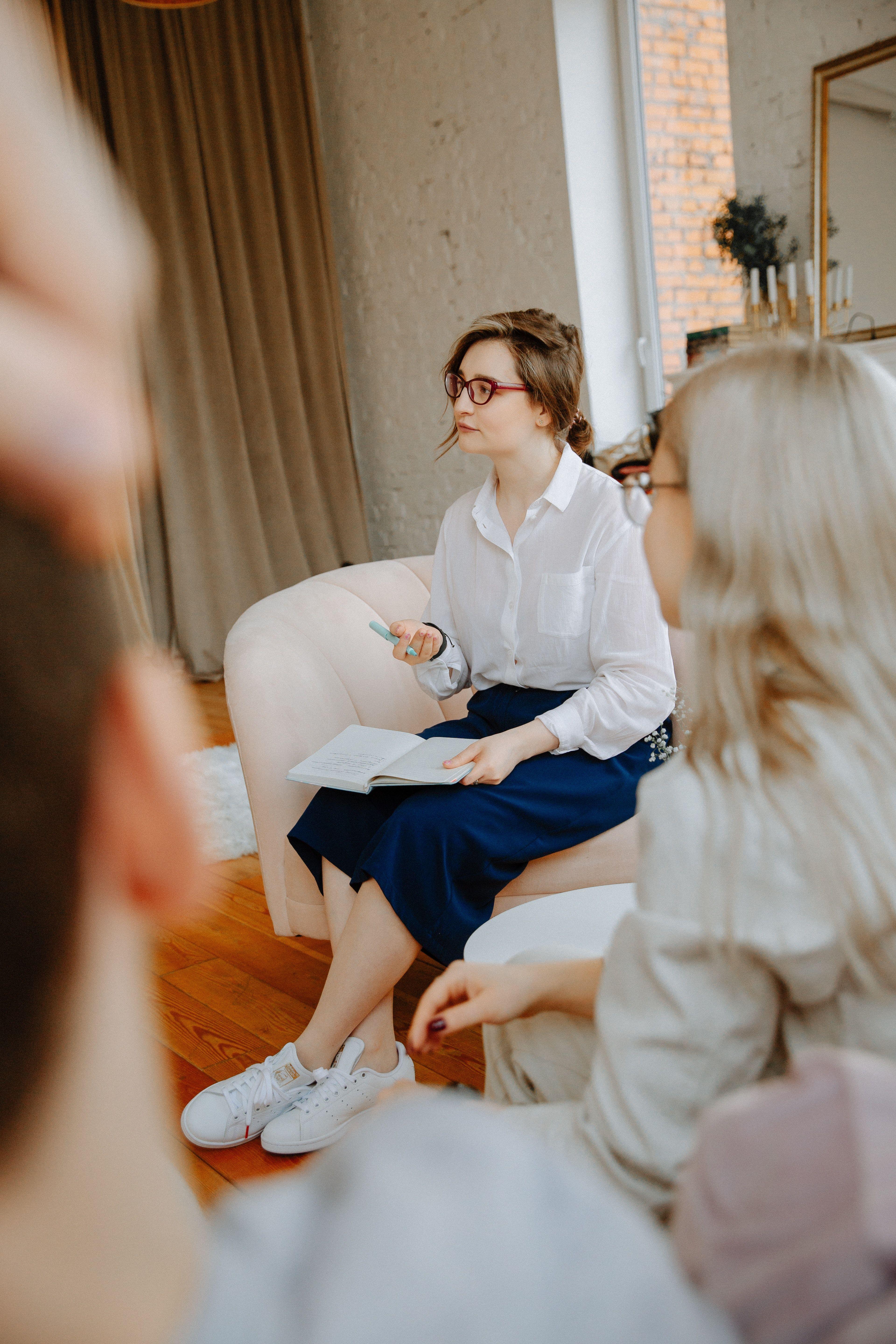 3840x5760 Therapist Giving Advice to Couple · Free