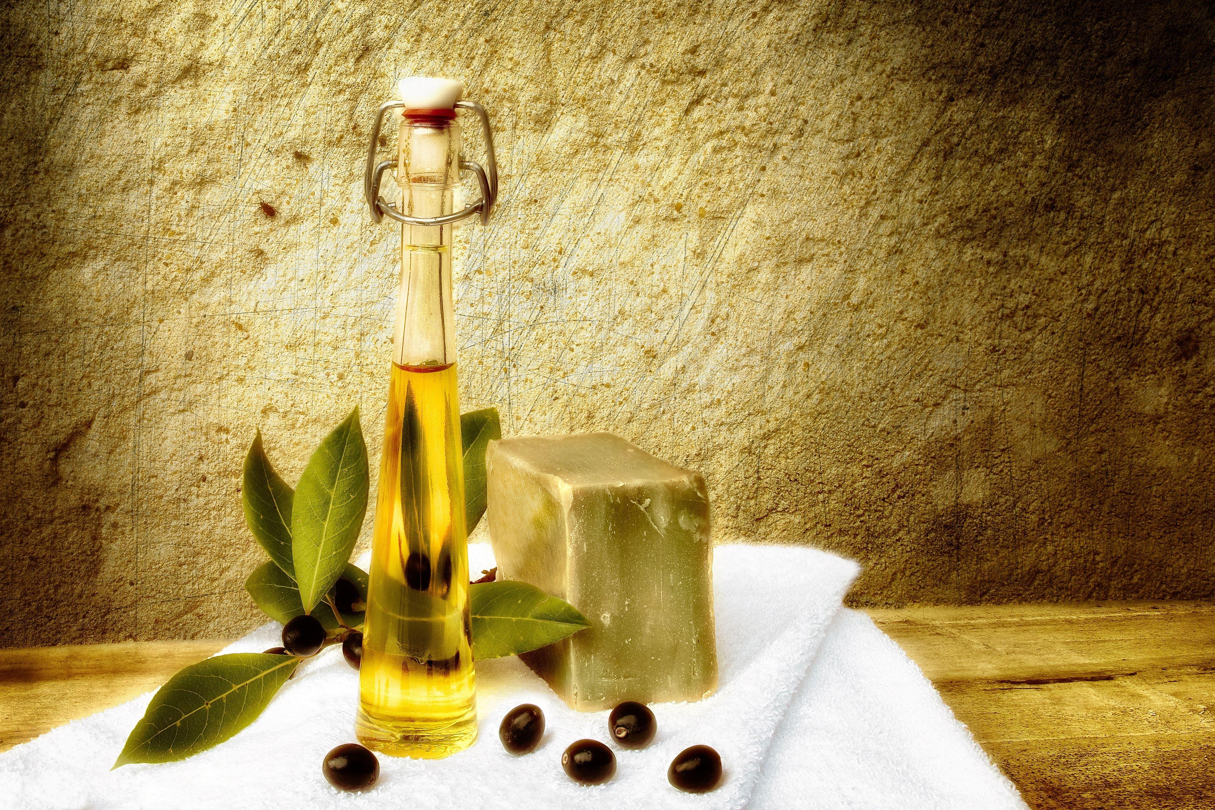4107x2738 kalamata olives and olive oil in clear glass bottle free image