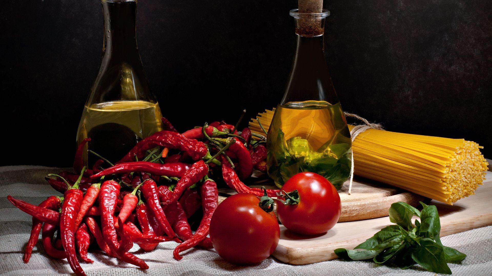 1920x1080 Set gourmet. Tomatoes, chilli and olive oil