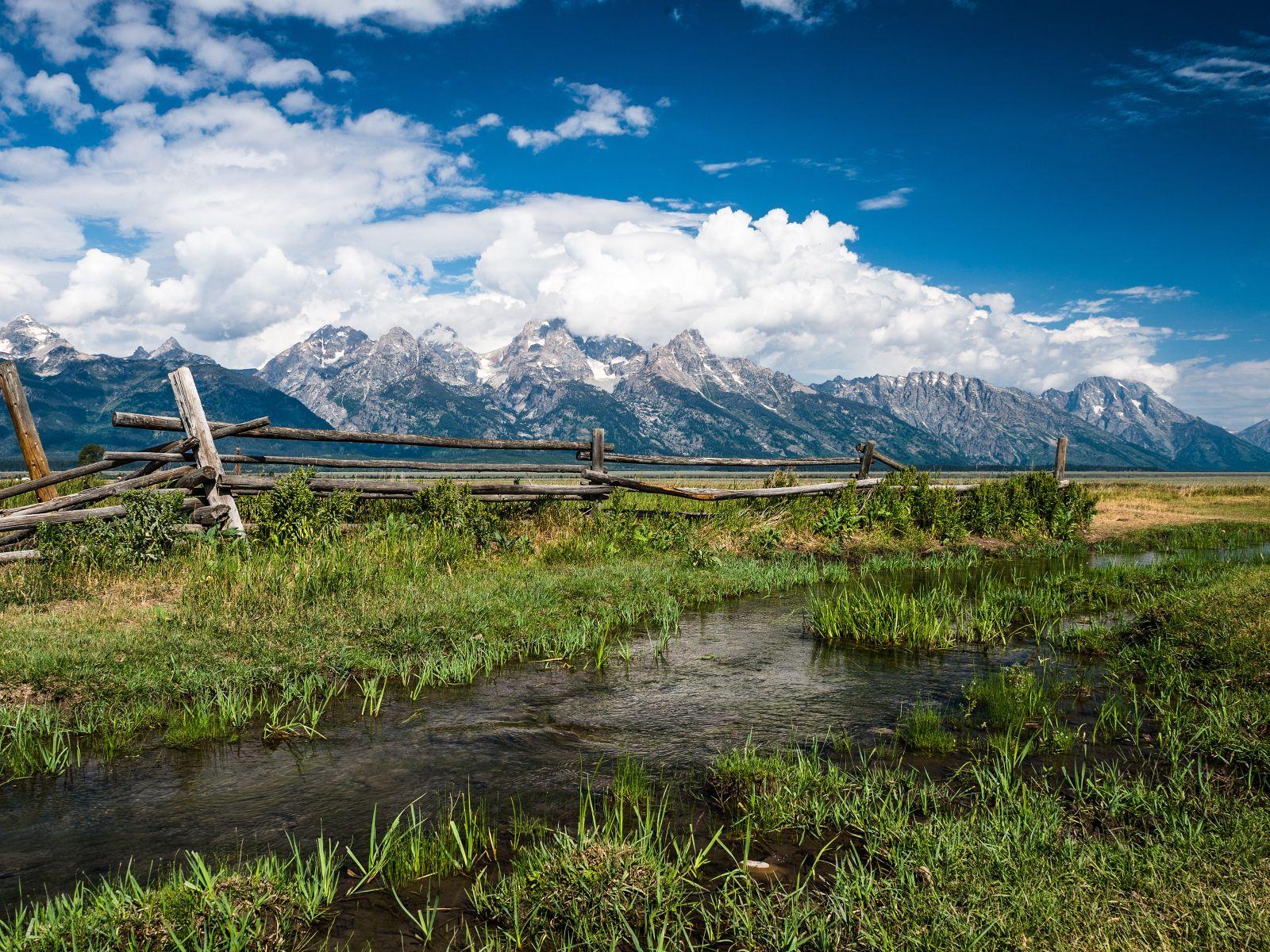 1600x1200 Wooden fence on the backdrop of majestic mountains Desktop wallpaper 1600x1200