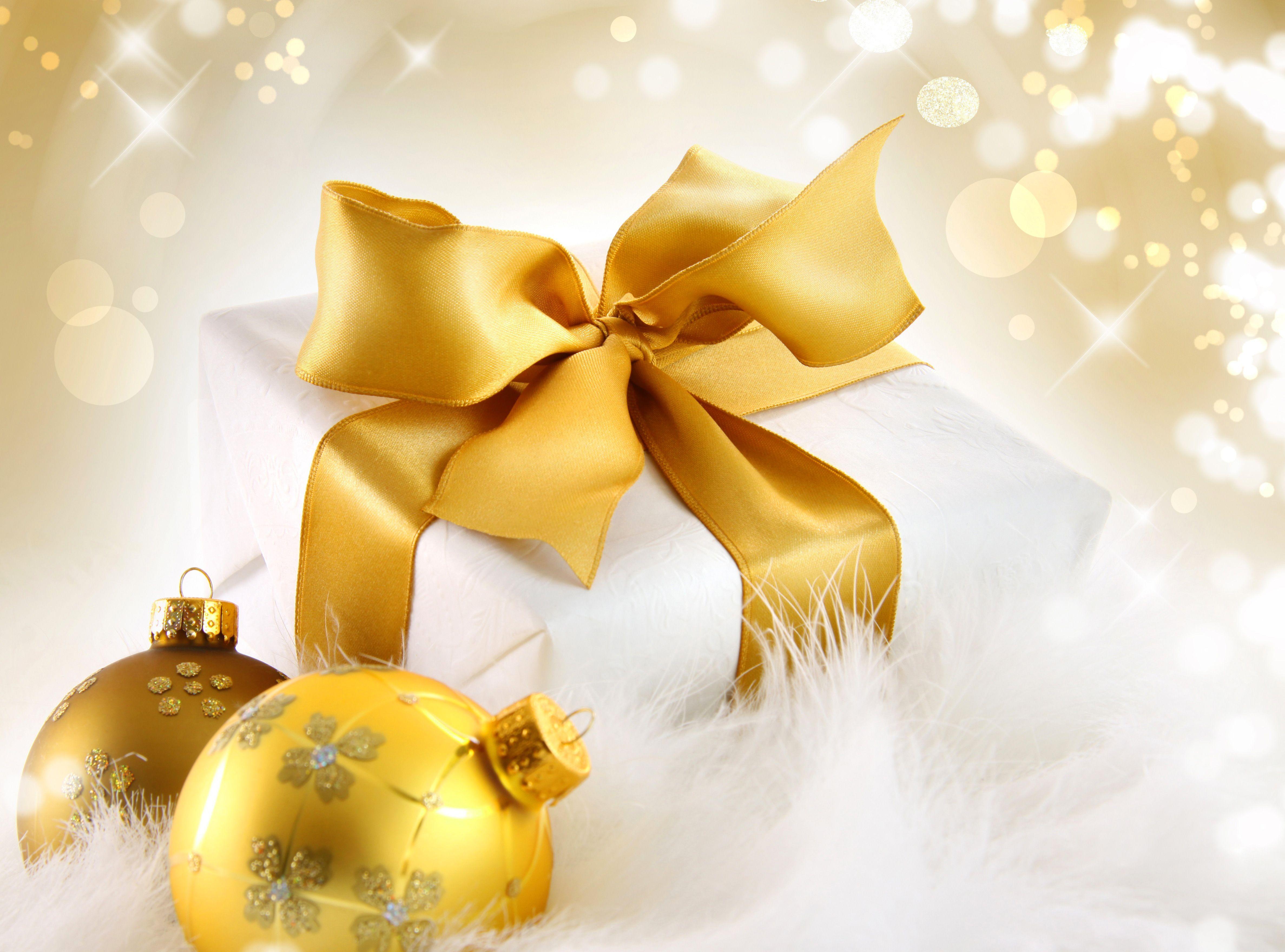 4750x3520 Gold Christmas Background With Gift And Christmas Balls Quality Image And Transparent PNG Free Clipart
