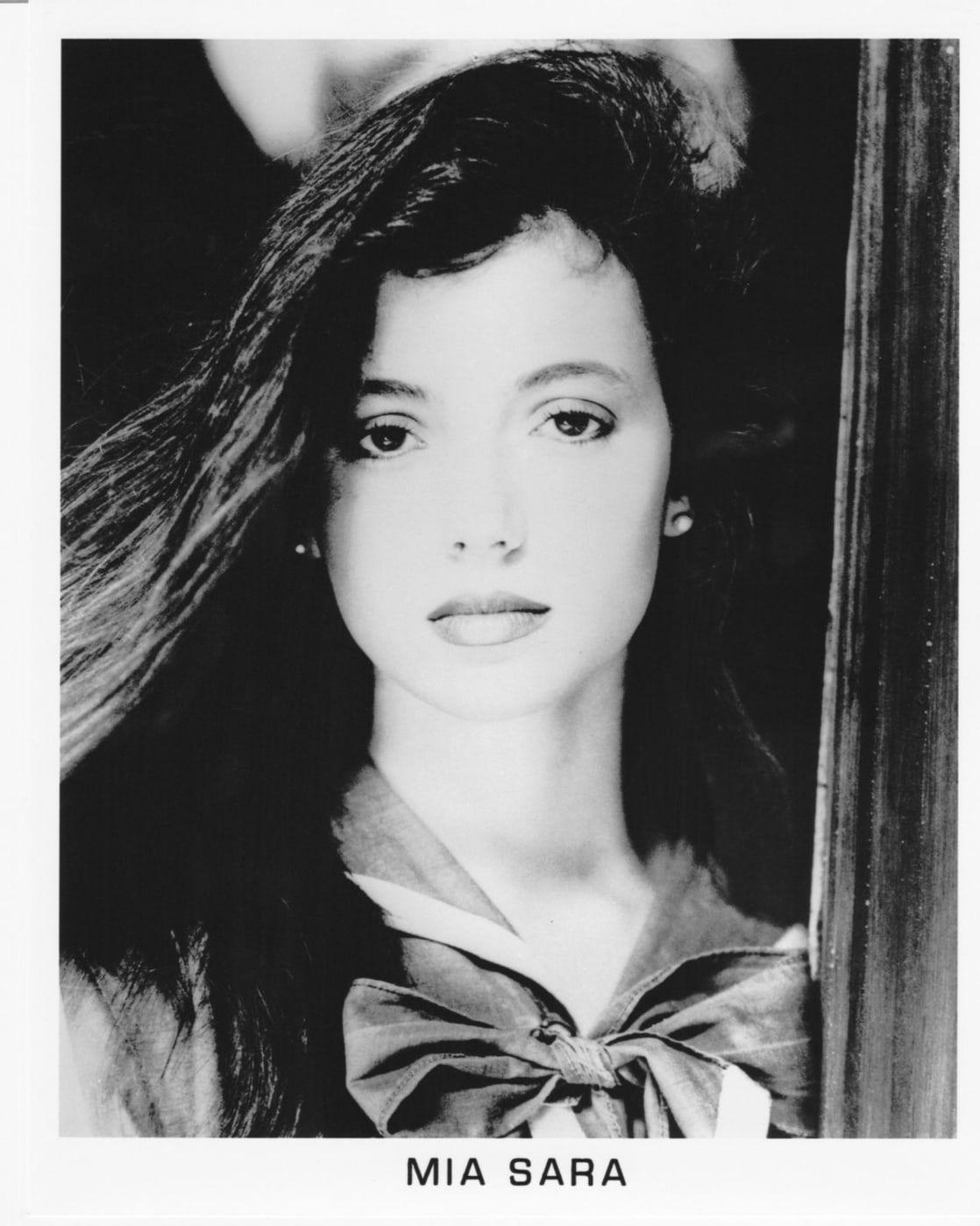 1118x1399 Mia Sara headshot photo