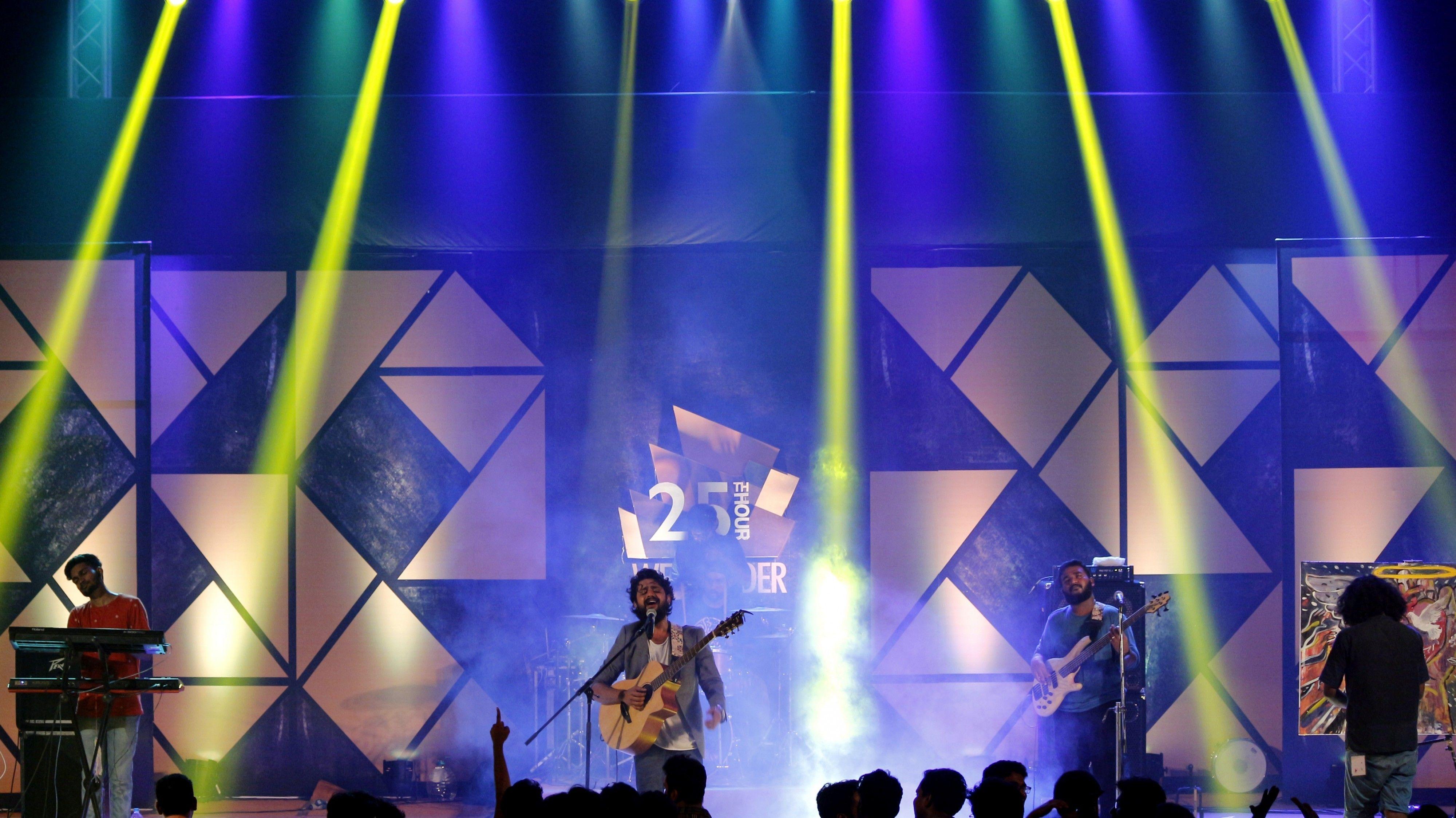 4000x2246 Download 4000x2246 Band, Guitar, Music, Indie, Audience, Concert, Stage, Night Wallpaper