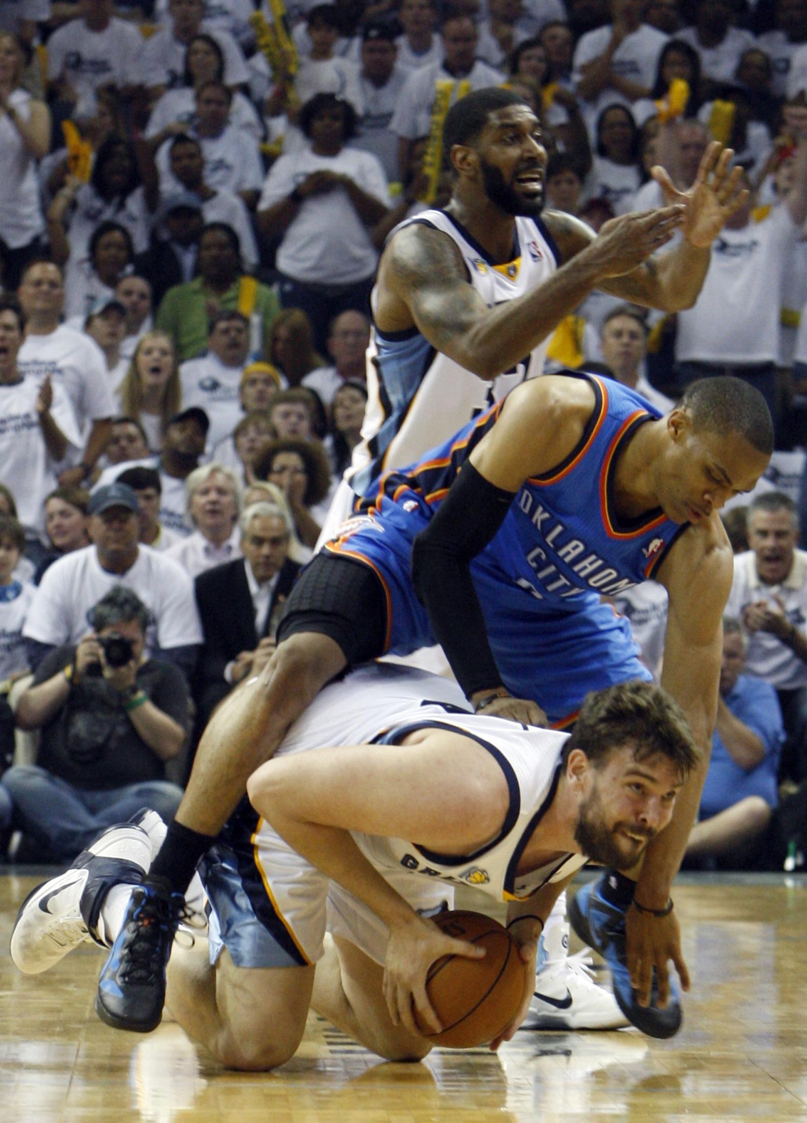 1580x2200 Nba Photo Twitter Pic Follow Russell Westbrook Dunk HD Wallpaper