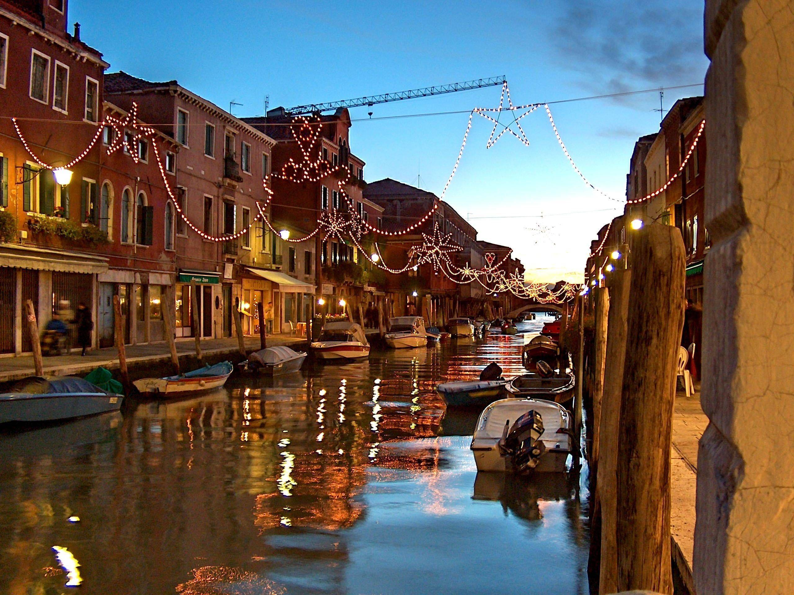 2560x1920 Christmas vacation on the island of Murano, Italy wallpaper