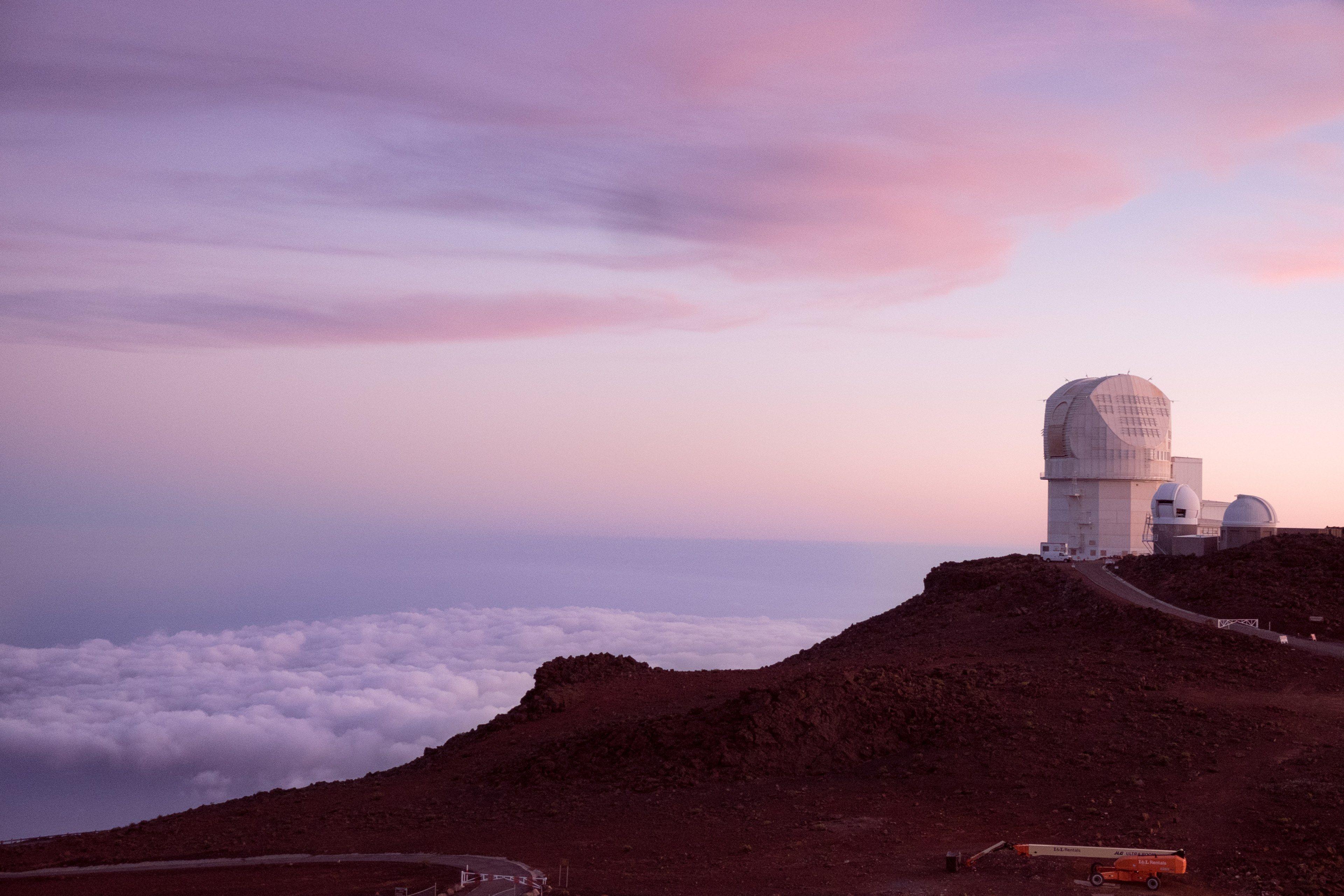 3840x2560 Wallpaper / observatory above the clouds atop haleakala crater maui during a pastel sunset, haleakala observatory above sunset clouds 4k wallpaper