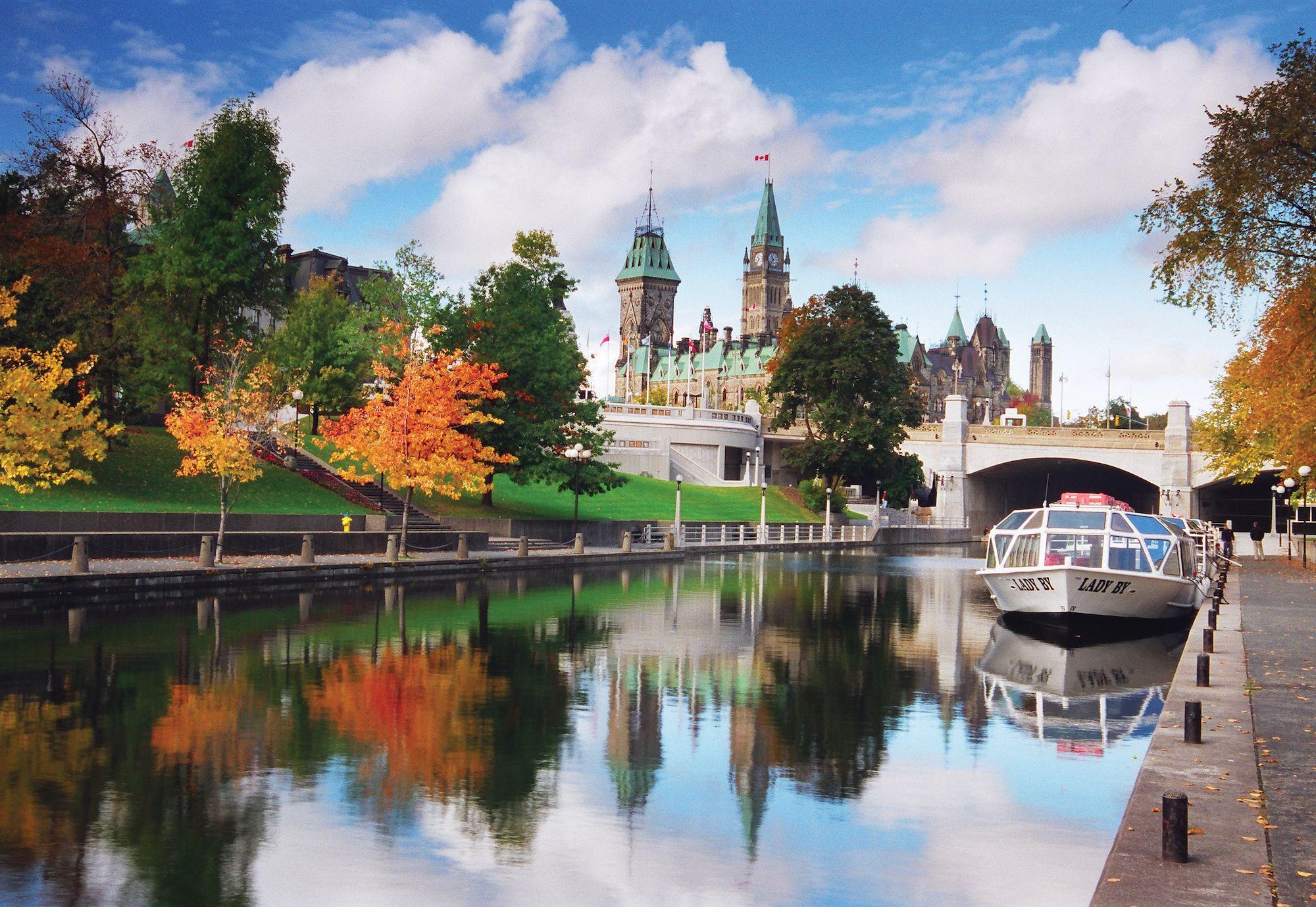 Travel canada. Оттава канал Ридо. Rideau canal в Оттаве. Оттава столица Канады. Канада канал Ридо (Оттава).