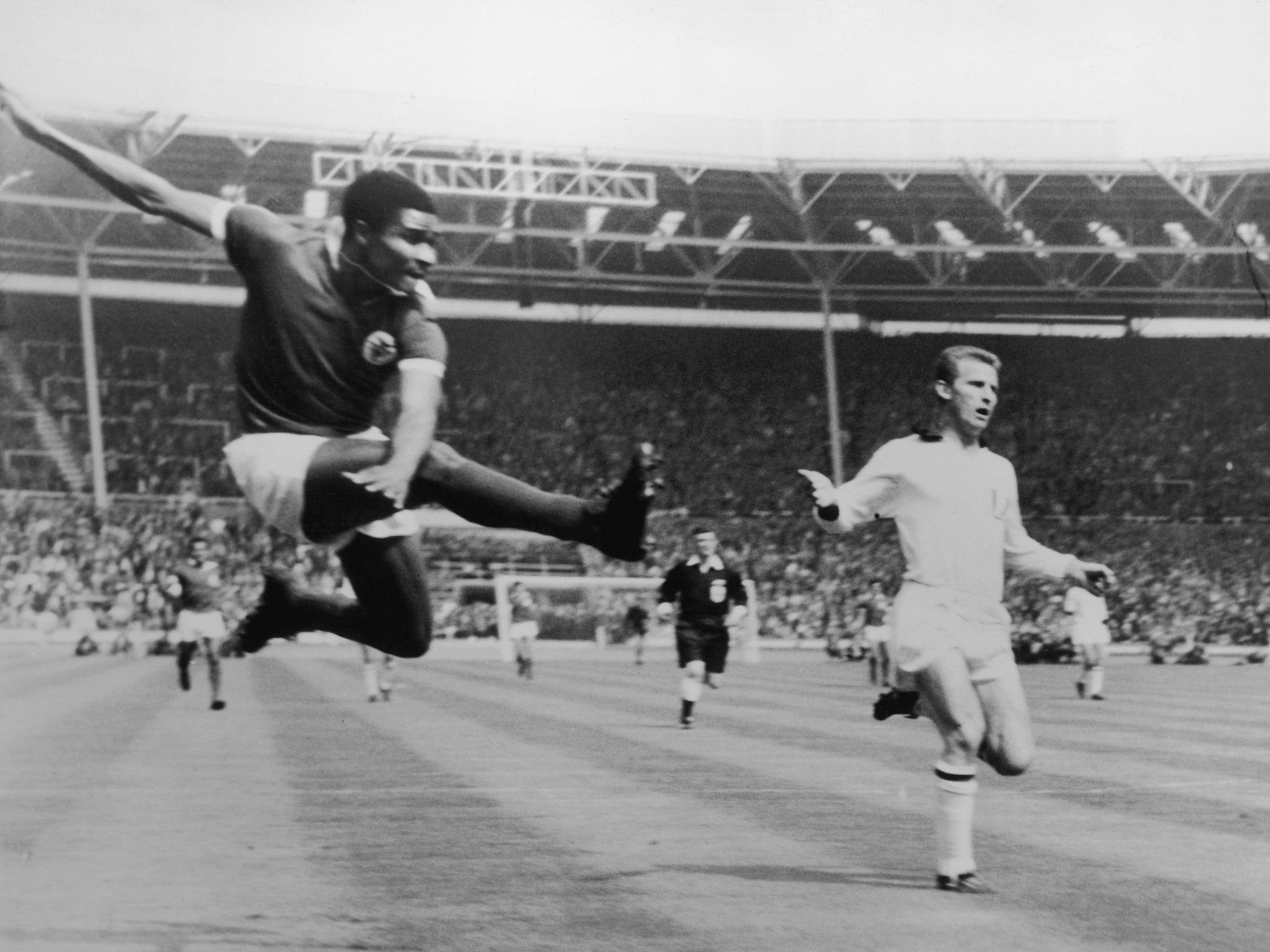 2048x1536 World mourns Eusebio, whose goals won English hearts in '66