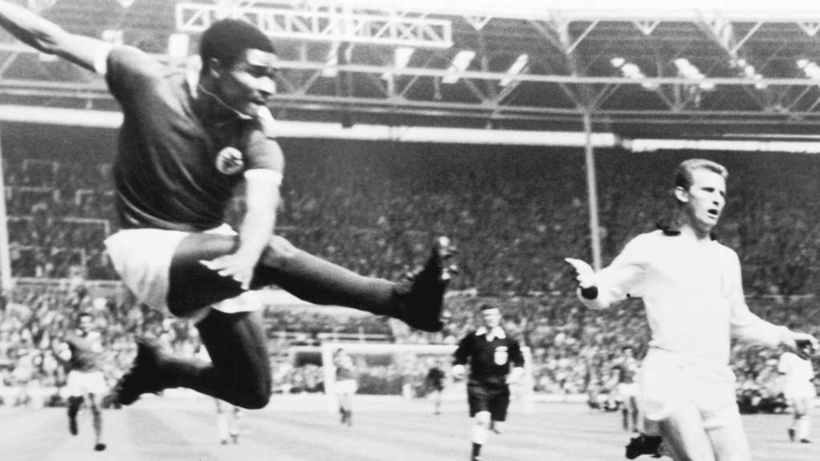 1600x900 Tributes are paid to Portuguese legend Eusebio, who has died at the age of 71