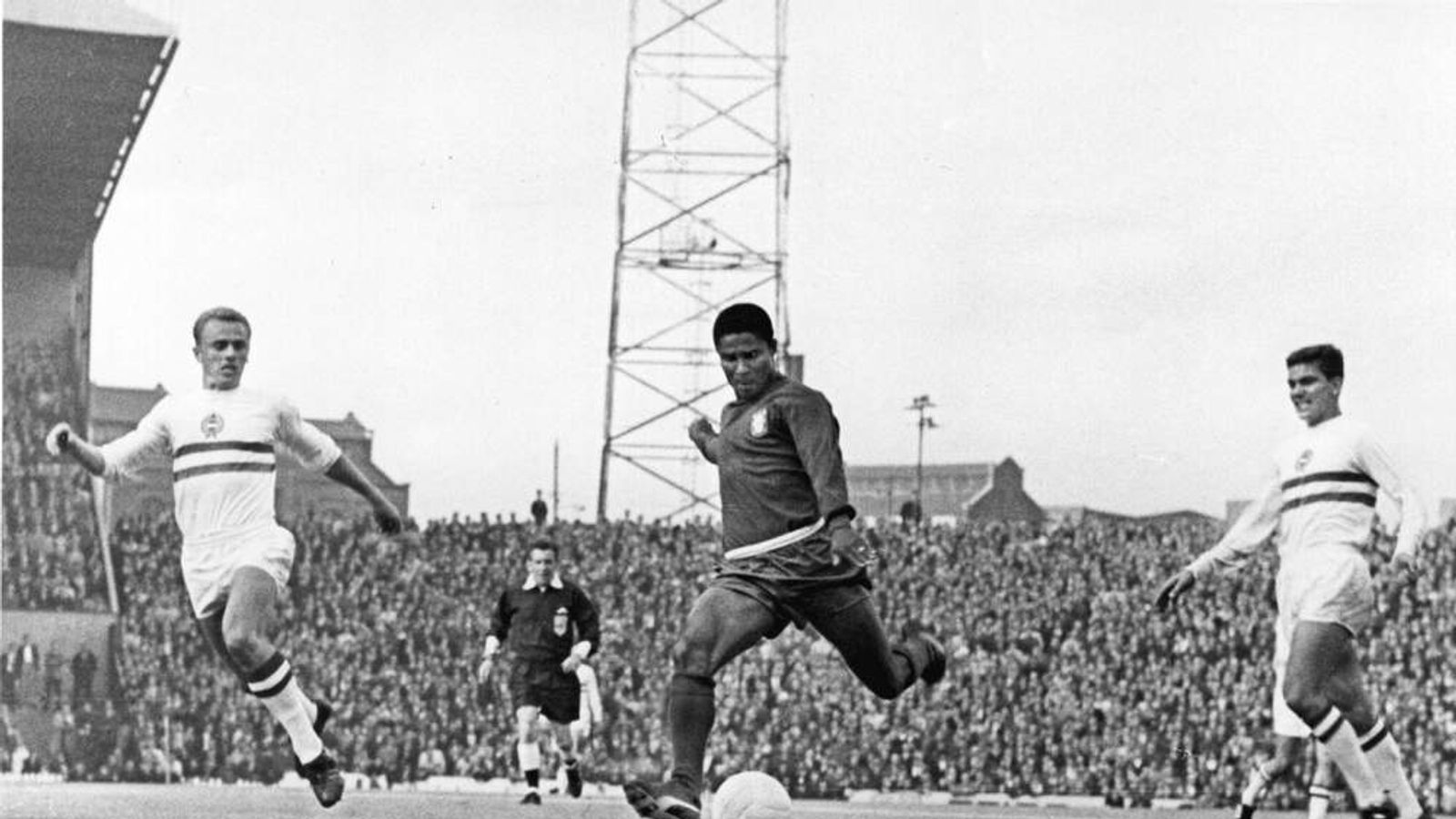 1600x900 Eusebio: Portugal Football Legend Dies