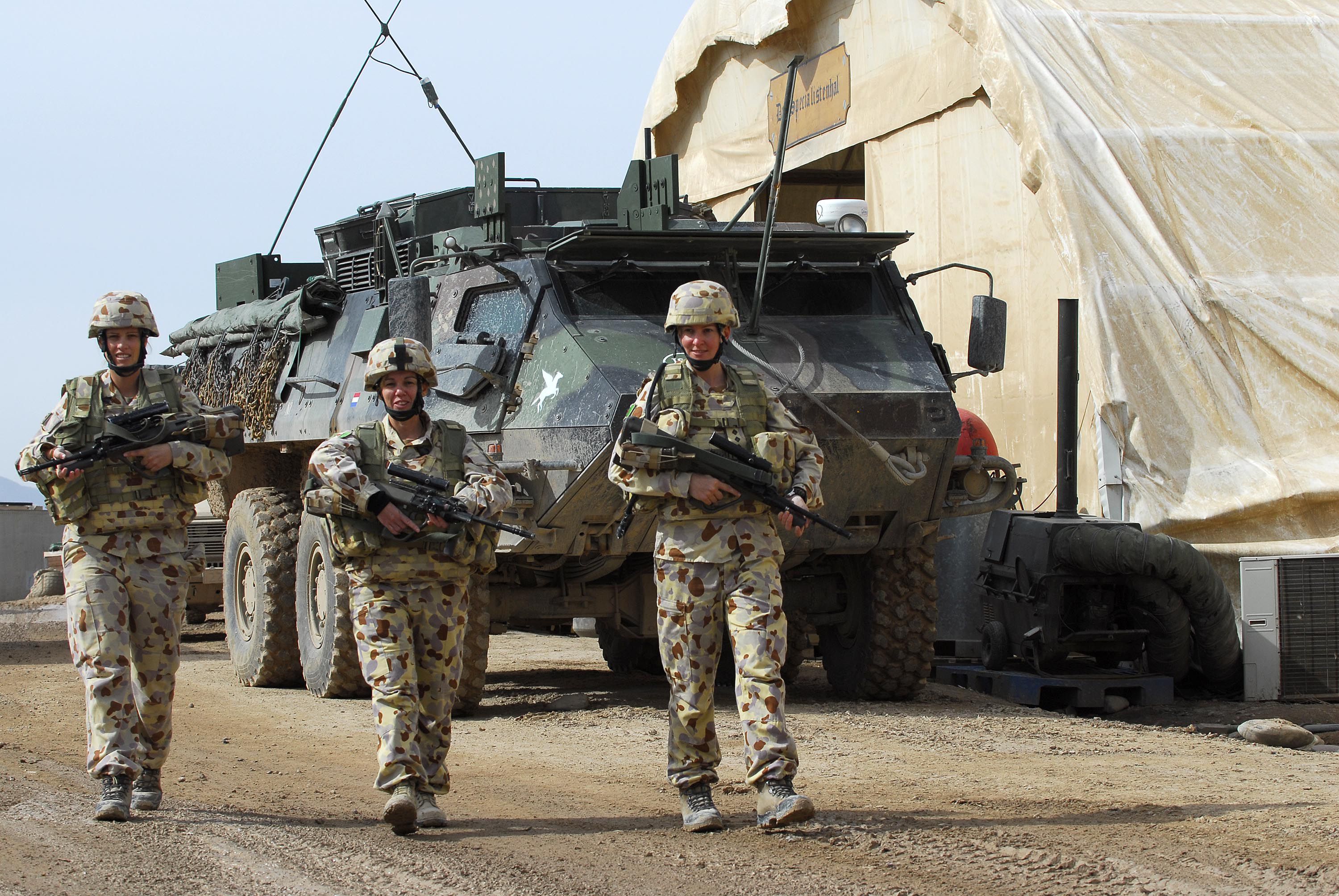 3000x2008 Female Australian soldiers