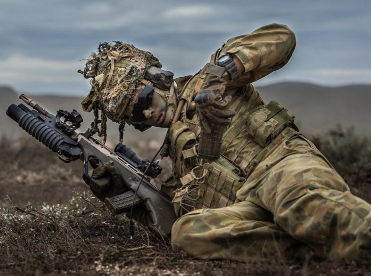 1242x922 An Australian soldier from 5RAR reloads his weapon during a live fire assault at Exercise Predators Gallop in the Cultana training area, South Australia, 23rd March 2016 [1242 x 922]