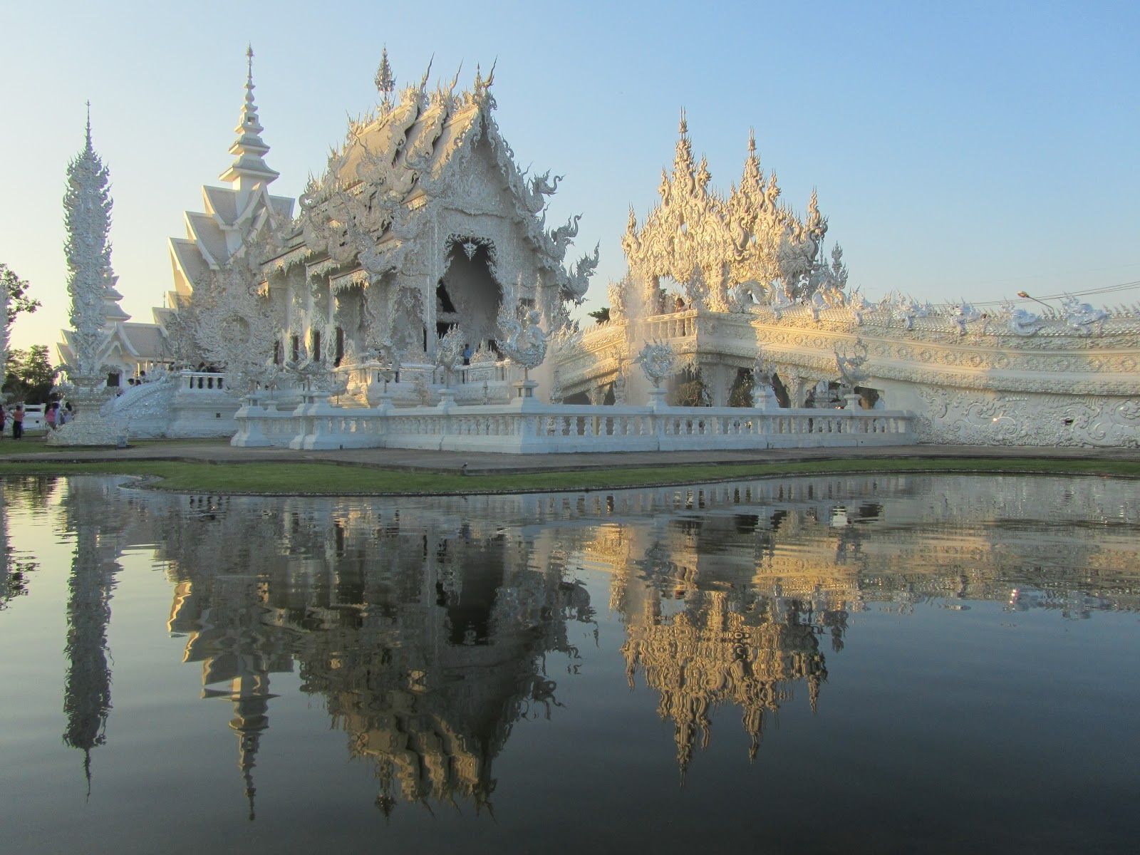 1600x1200 White Temple: World of Bizarre Over Our Steps