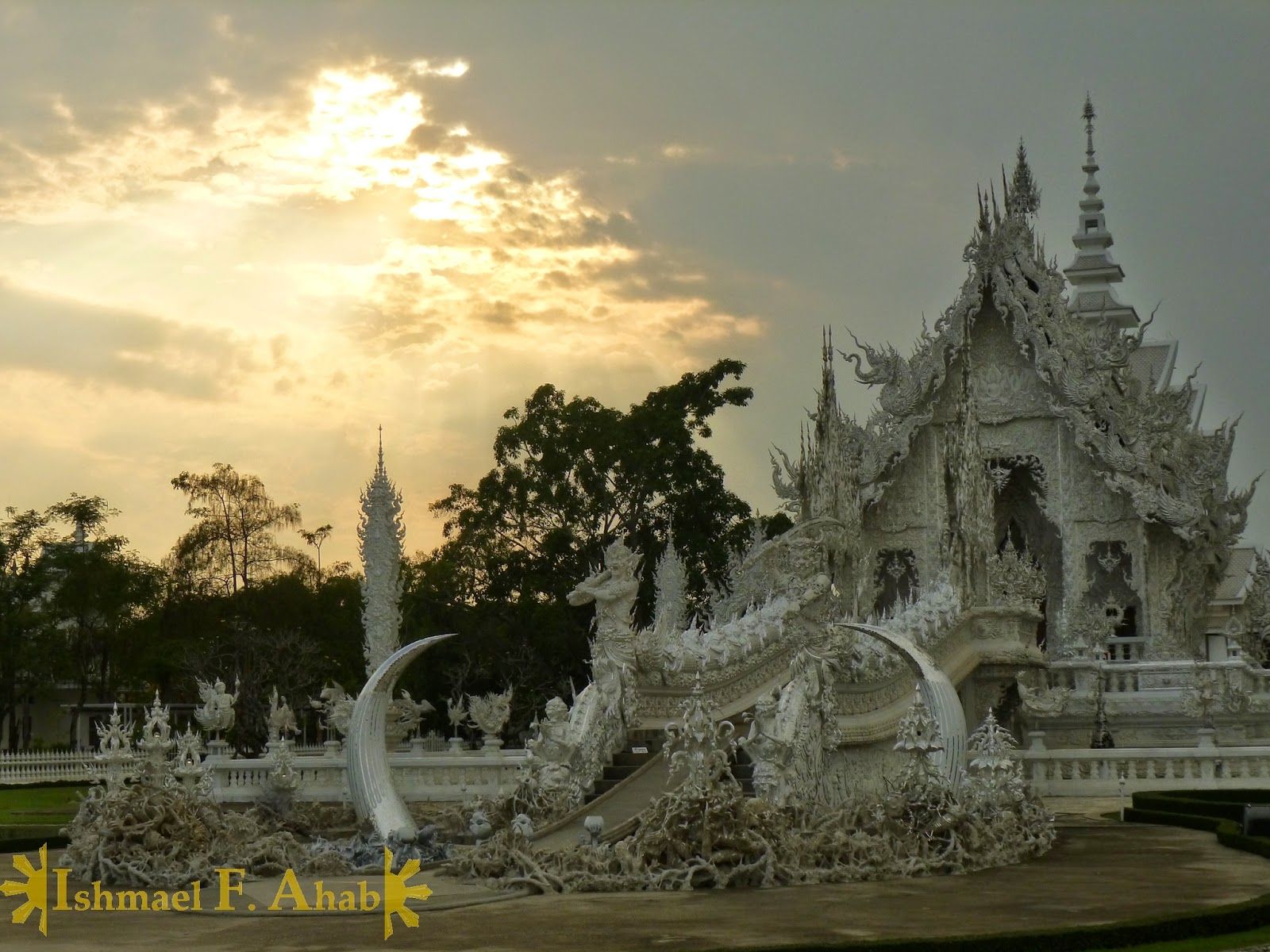 1600x1200 North Thailand Road Trip (Part 4): The Bizarre White Temple of Chiang Rai. Filipino Sojourner