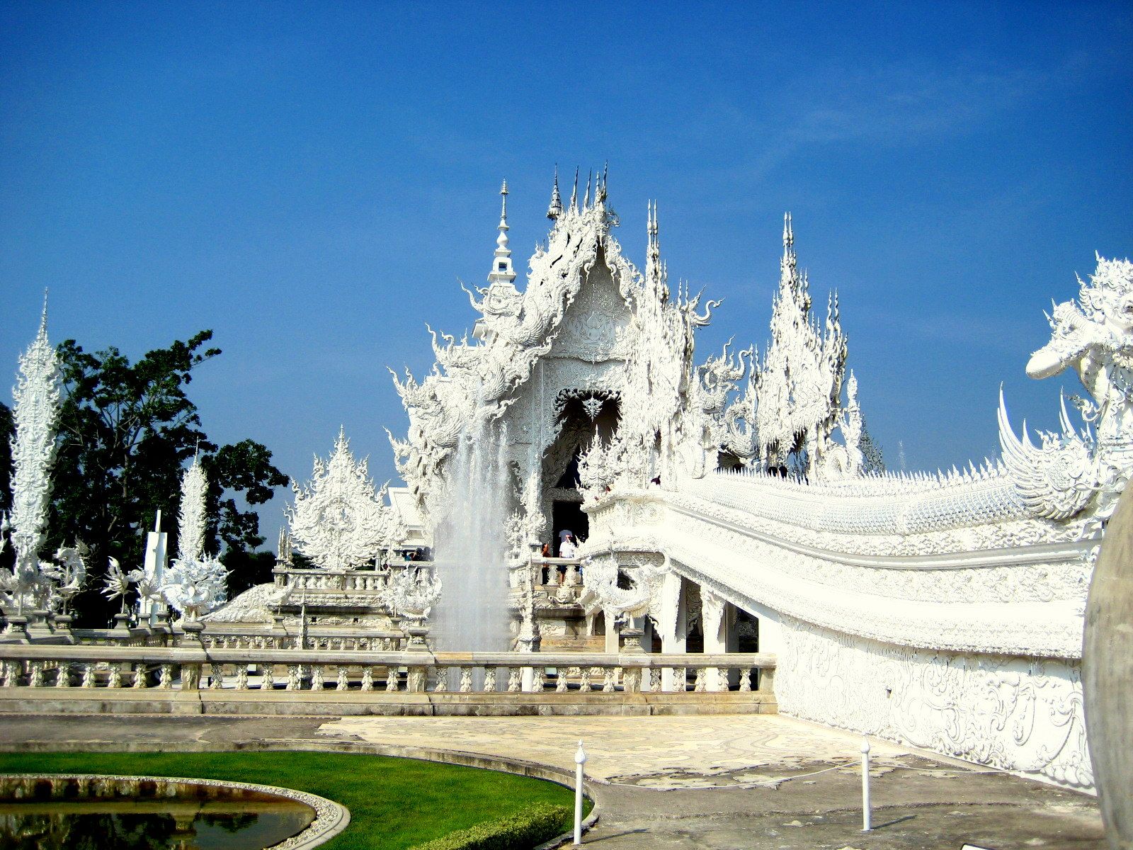 1600x1200 Visiting the White Temple ( Wat Rong Khun) in Chiang Rai