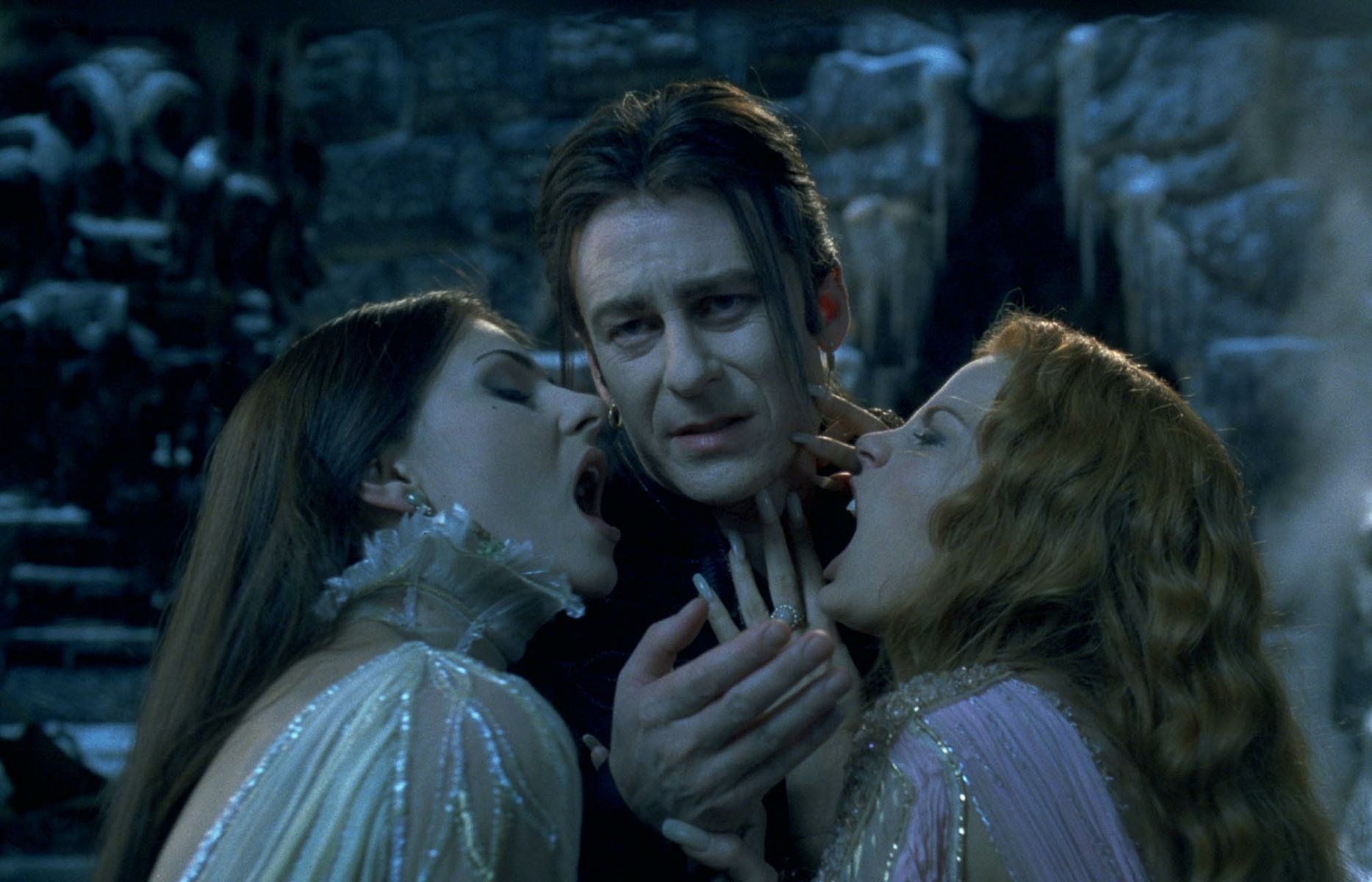 1867x1200 HD Wallpaper: Dracula's Embrace in Van Helsingx1200