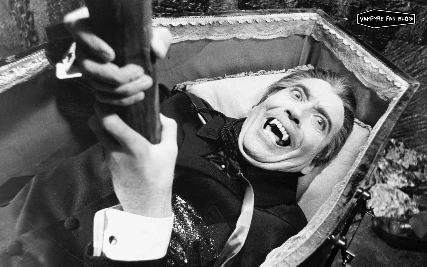 1440x900 Vampyre Fan: VAMPIRE WALLPAPER BACKGROUNDS Christopher Lee as Count Dracula Horror Films