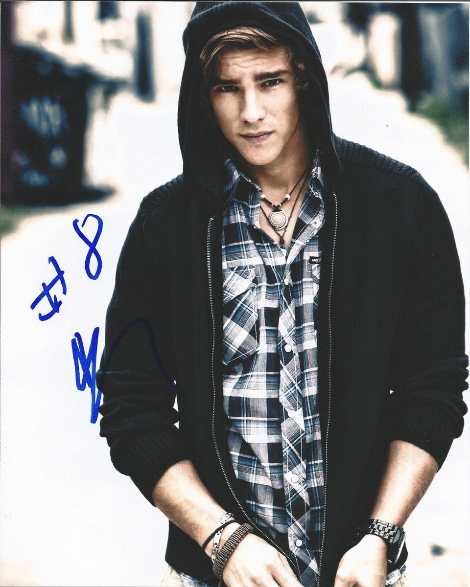 960x1200 ACTOR BRENTON THWAITES SIGNED BLUE LAGOON THE AWAKENING 8X10 PHOTO W COA B