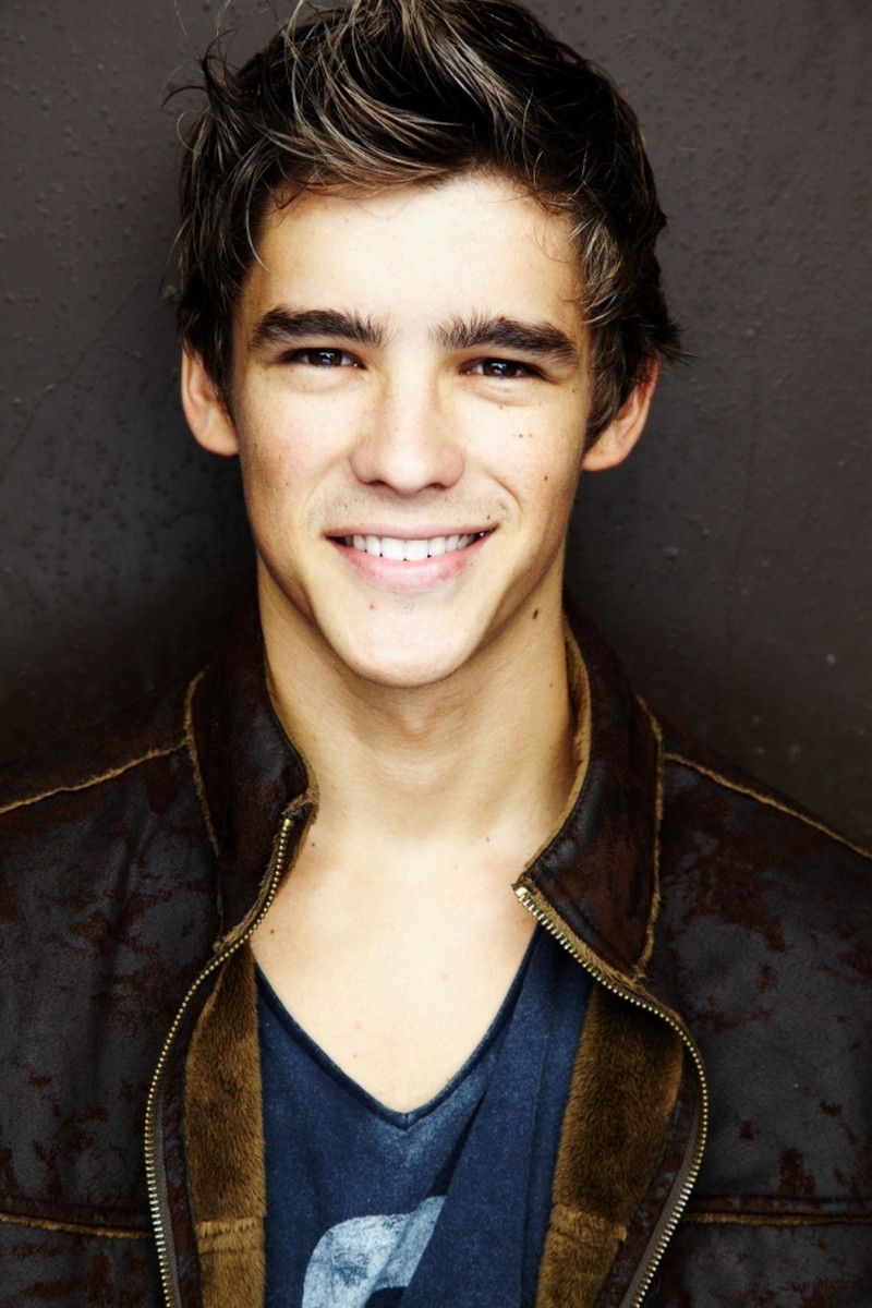 800x1200 Brenton Thwaites Wallpaper