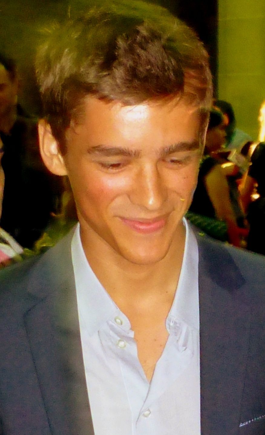 876x1438 Brenton Thwaites TIFF 2013 (2) (cropped)