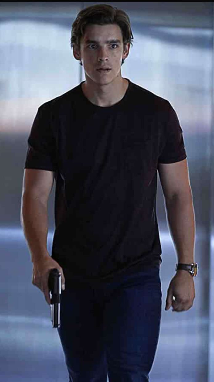 695x1236 Titans (2018)