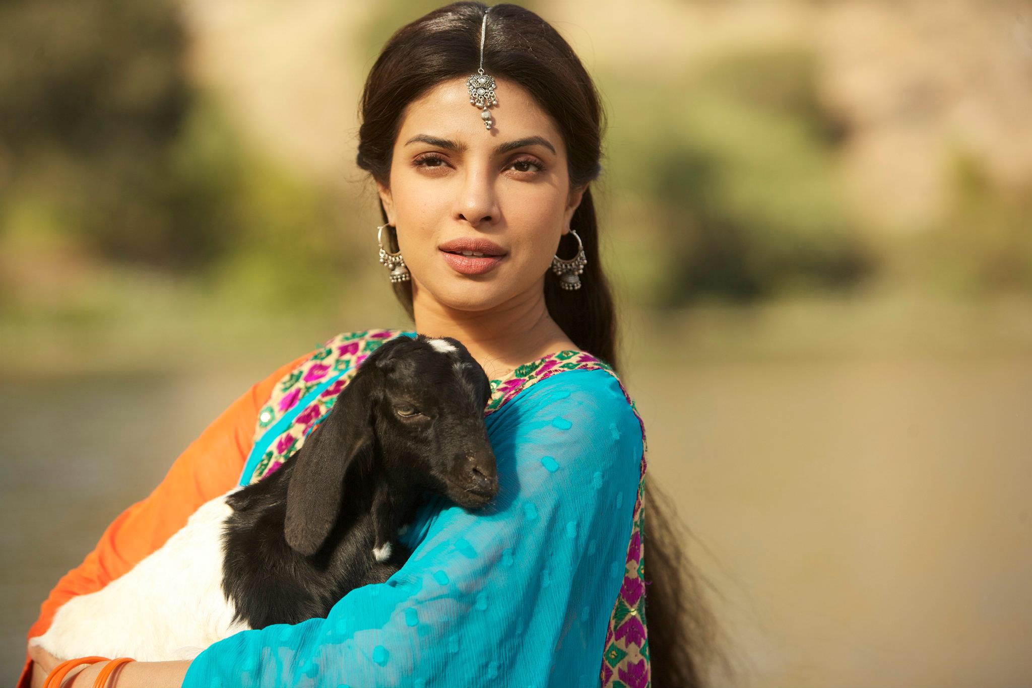 2048x1366 Priyanka Chopra HD Wallpaper: A Captivating Celebrity Momentx1366
