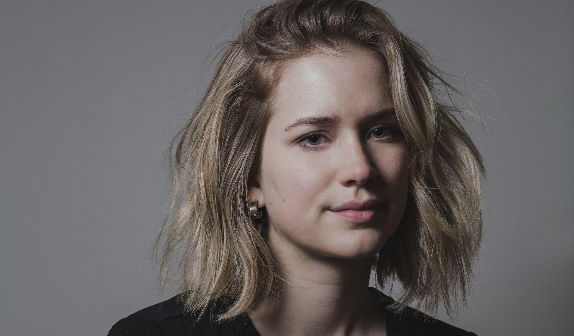 2000x1171 Elizabeth Lail Wallpaper