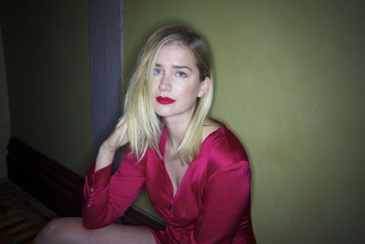 1200x801 Elizabeth Lail Body