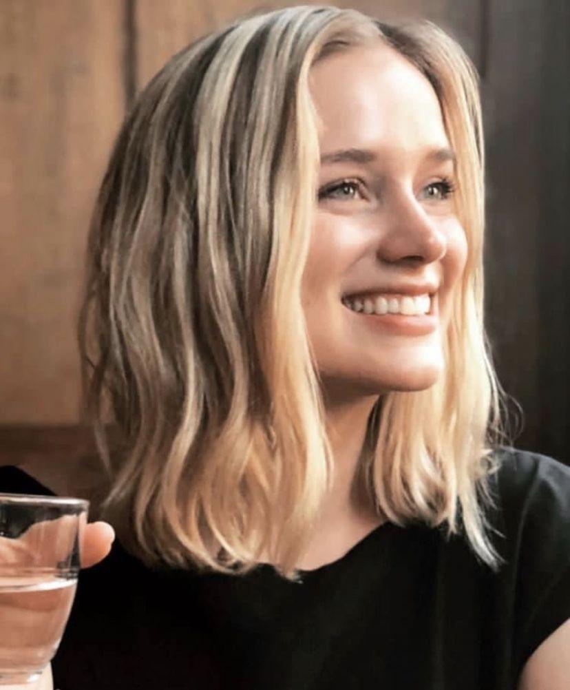 828x1002 Elizabeth Lail iPhone Wallpaper