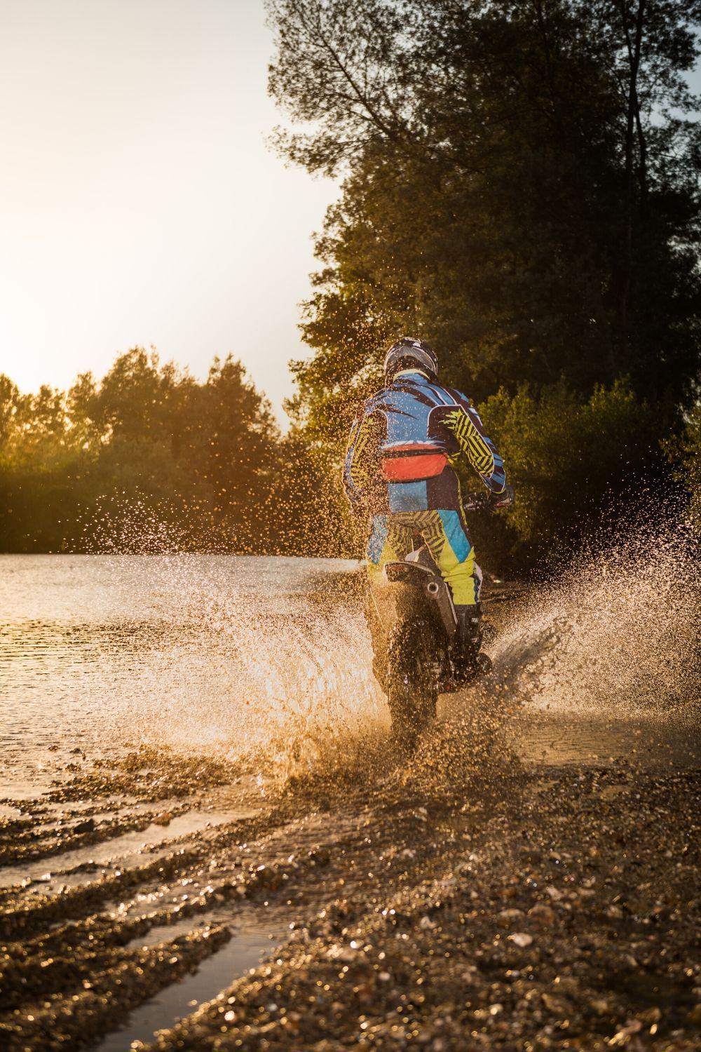 1000x1500 Dirt Bike Riding Wallpaper