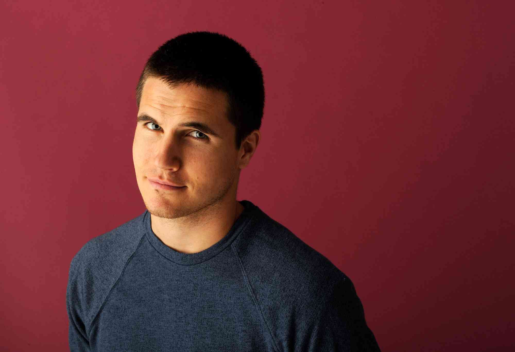 2000x1366 Robbie Amell bio, wiki, height, weight, age, videos, wallpaper