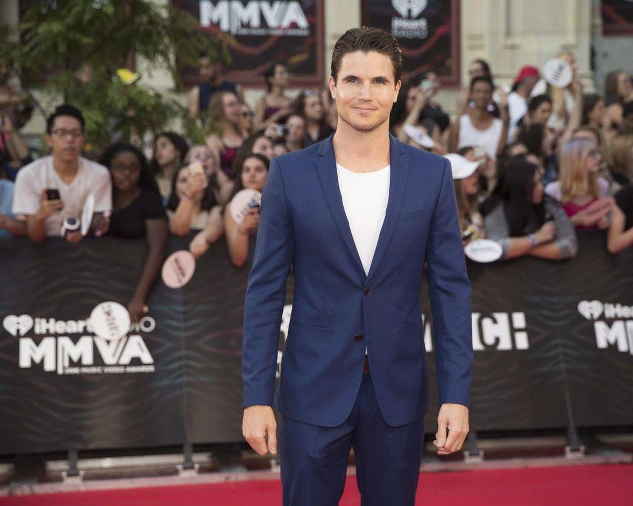 Robbie Amell Wallpapers - Top Free Robbie Amell Backgrounds