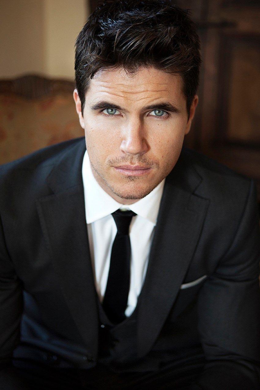 850x1275 Robbie Amell picture