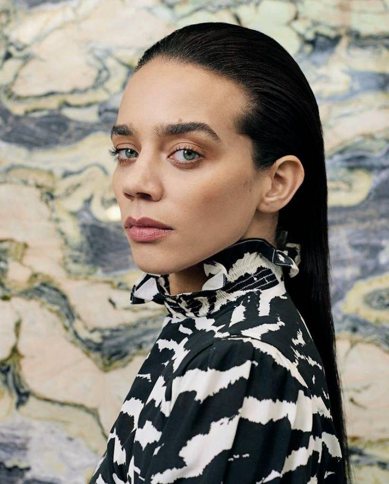 800x994 Hannah John Kamen Wallpaper