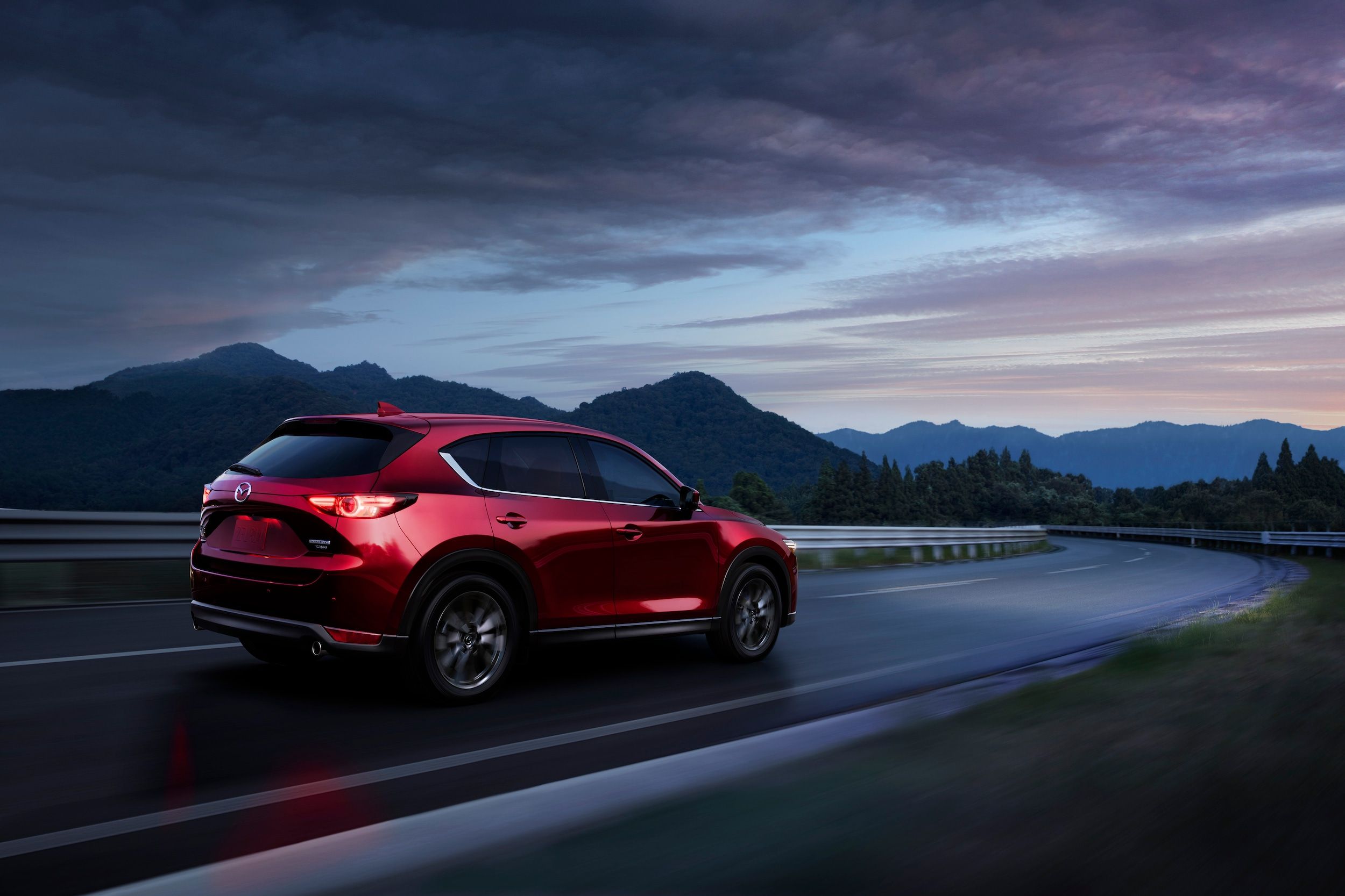 2500x1667 Mazda CX 5 Adds Larger Display & All New Carbon Edition