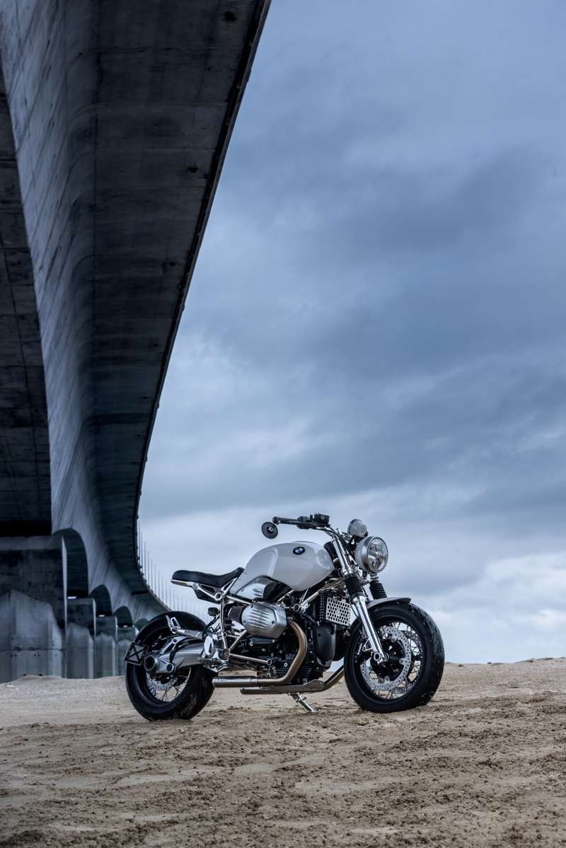 800x1199 Rétromobile: BMW NineT Pure “White & Chrome”