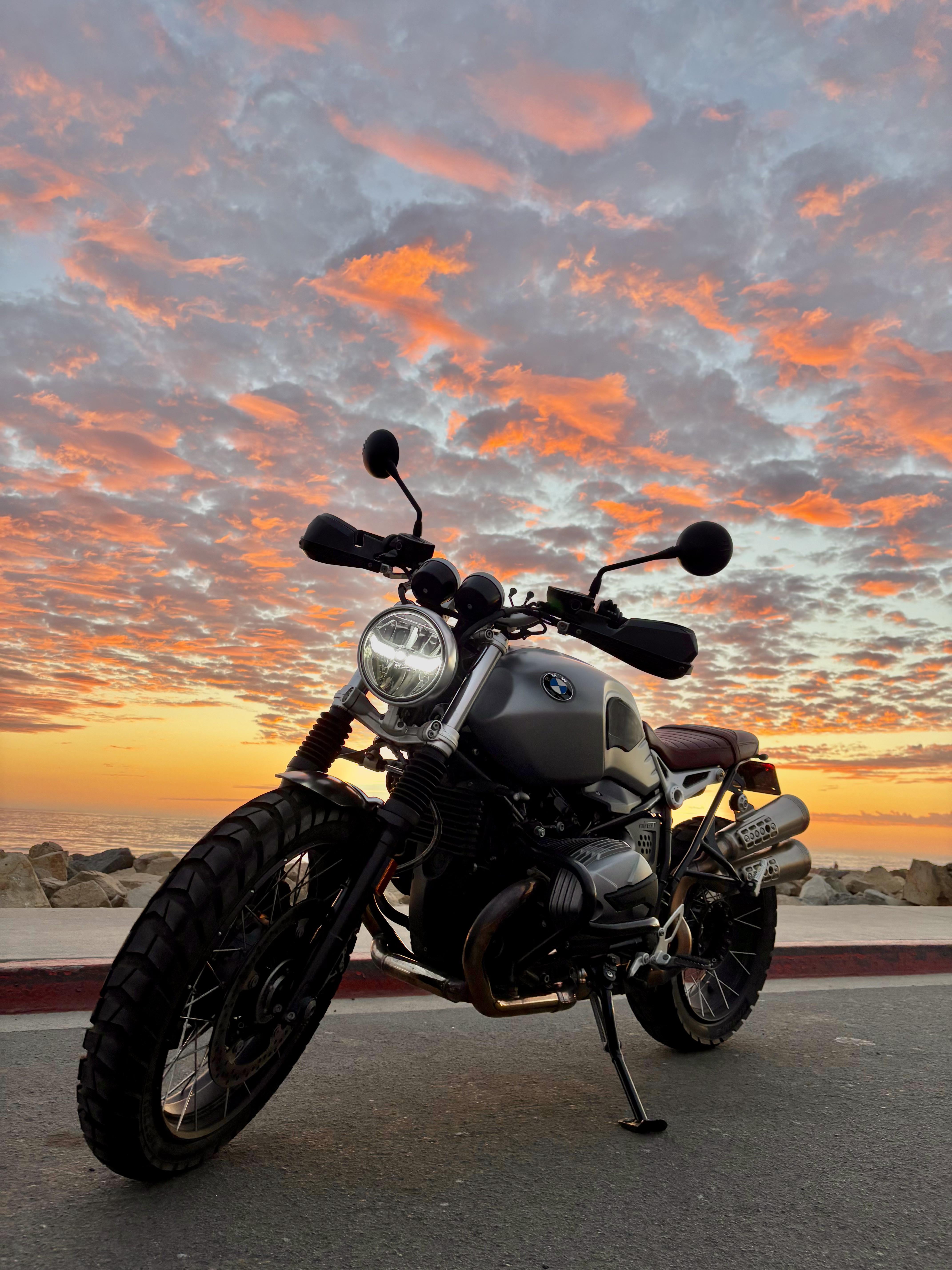 4284x5712 BMW Rnine T